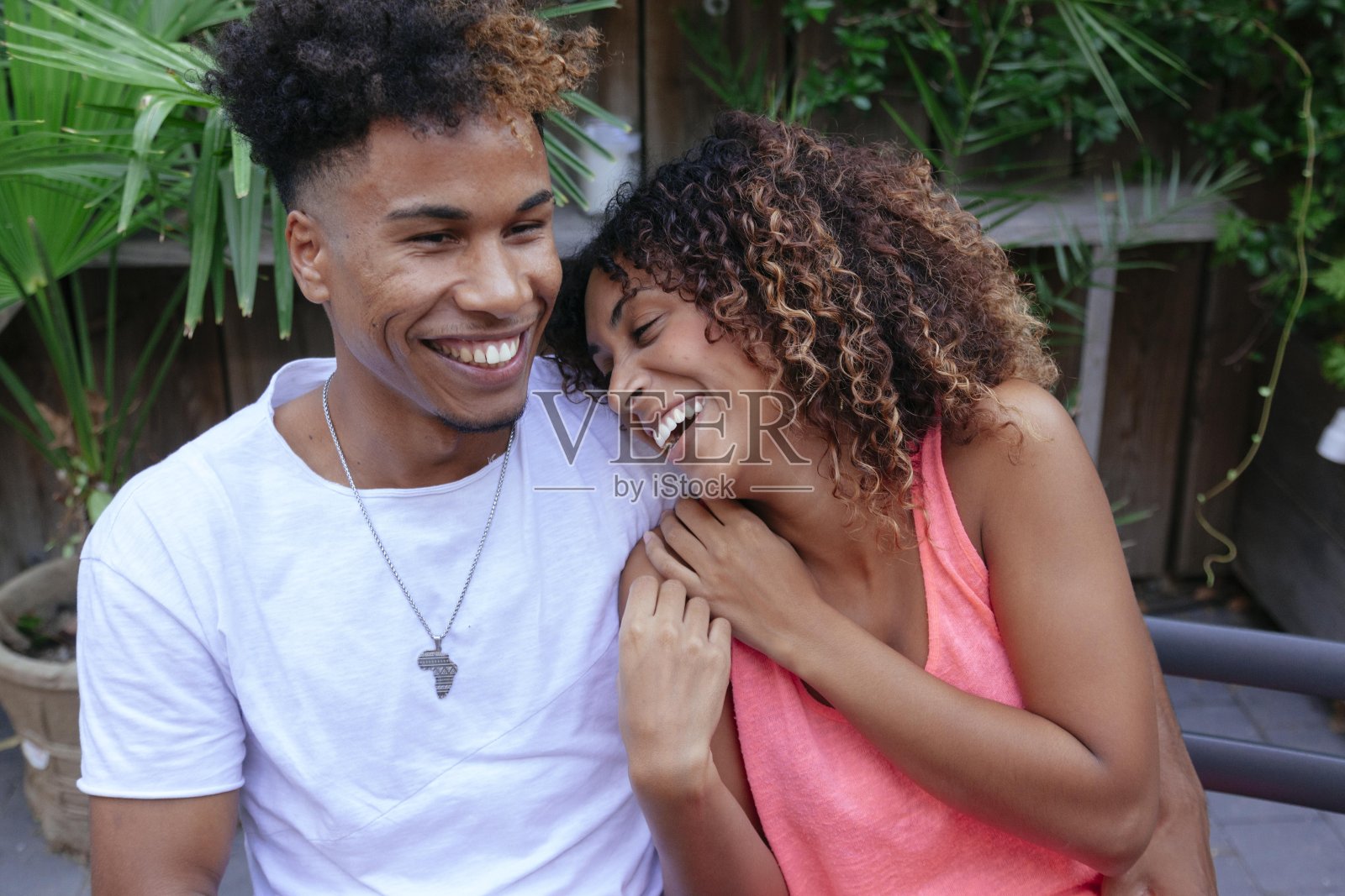 爱情不分国界，不分肤色照片摄影图片