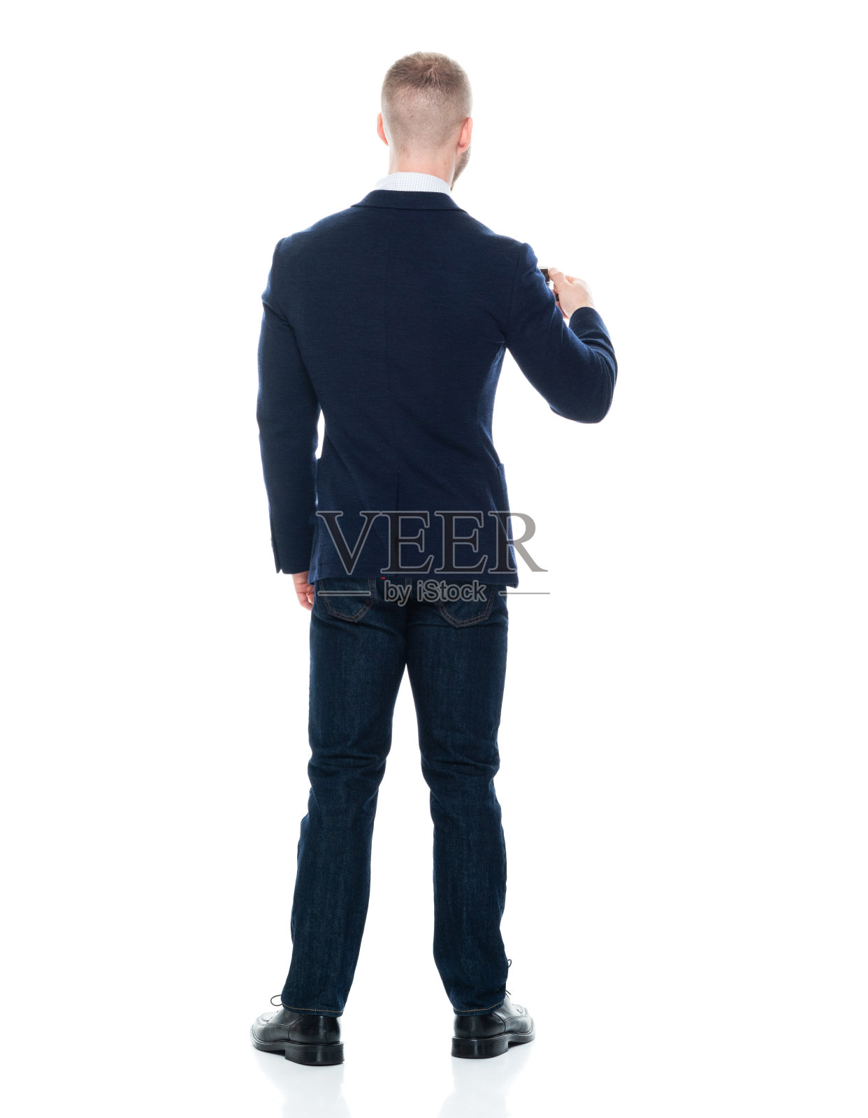 白人年轻男性商人身穿商务装，手持咖啡杯，站在白色背景前照片摄影图片