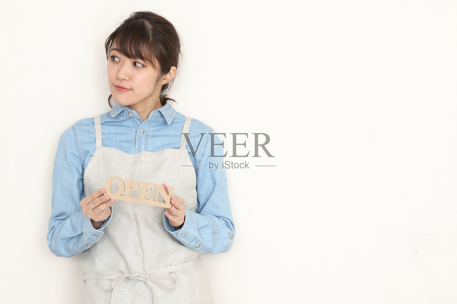 一幅孤立在白色背景上的亚洲女服务员的肖像照片摄影图片