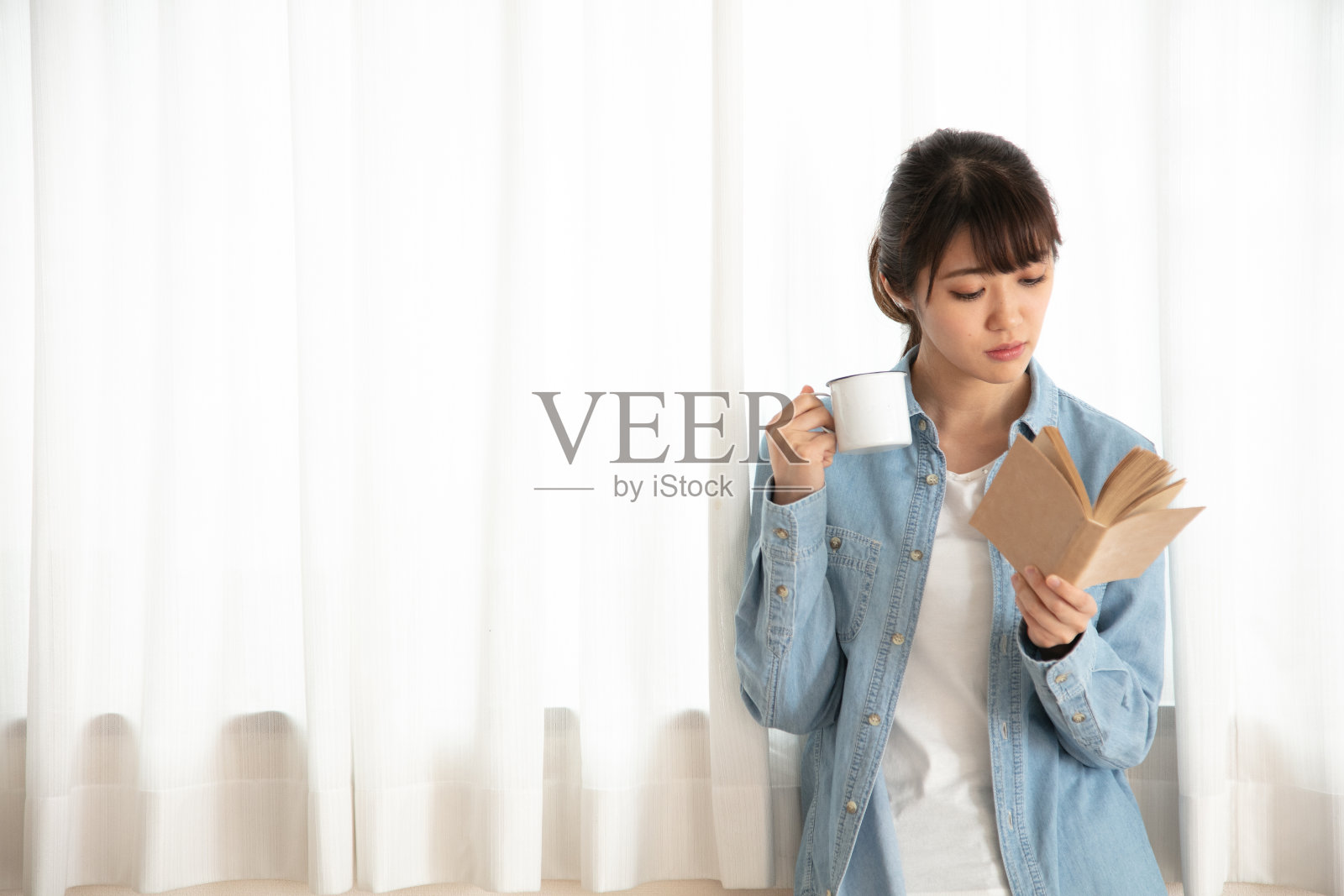 女人读照片摄影图片