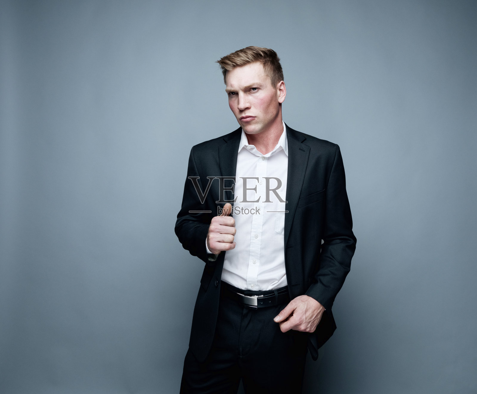 白人男性前面灰色背景穿着纽扣衬衫照片摄影图片