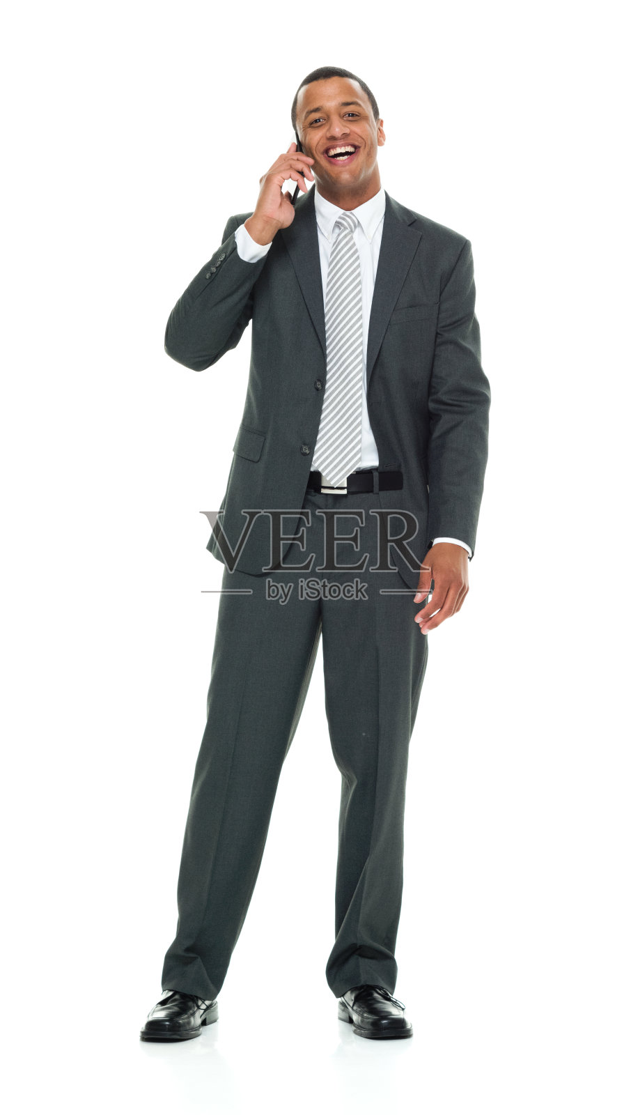 非洲裔男性商务人士穿着商务服站在白色背景前使用手机照片摄影图片