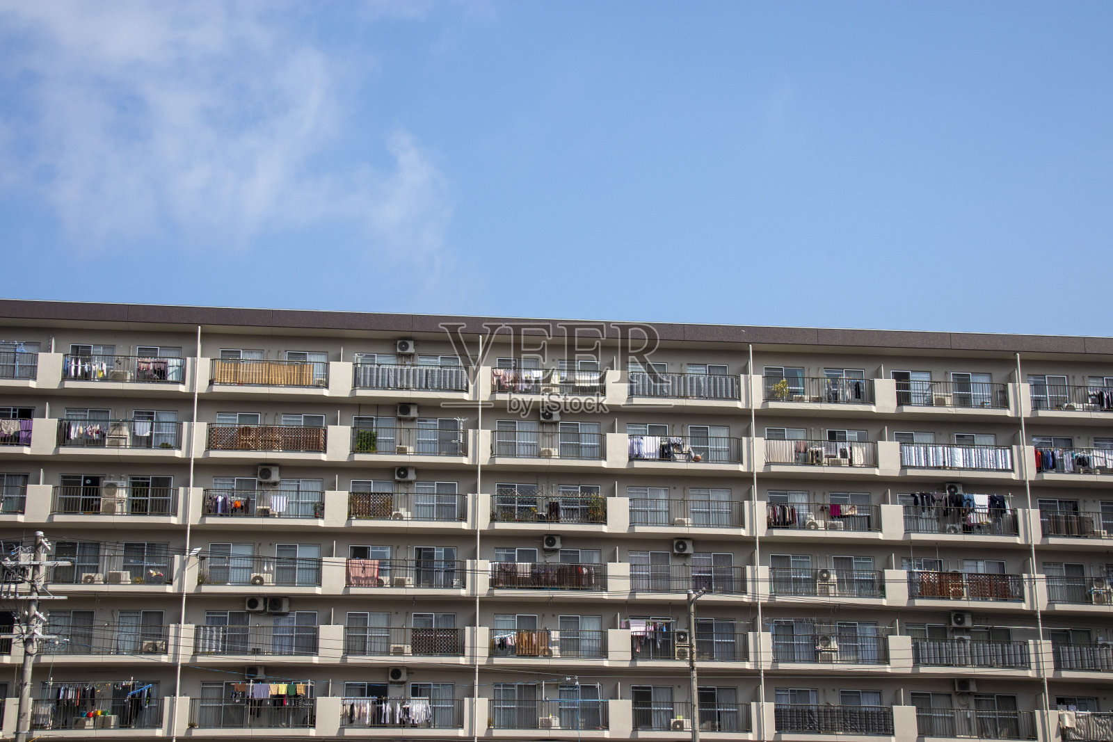 在阳光明媚的日子里有一间公寓照片摄影图片