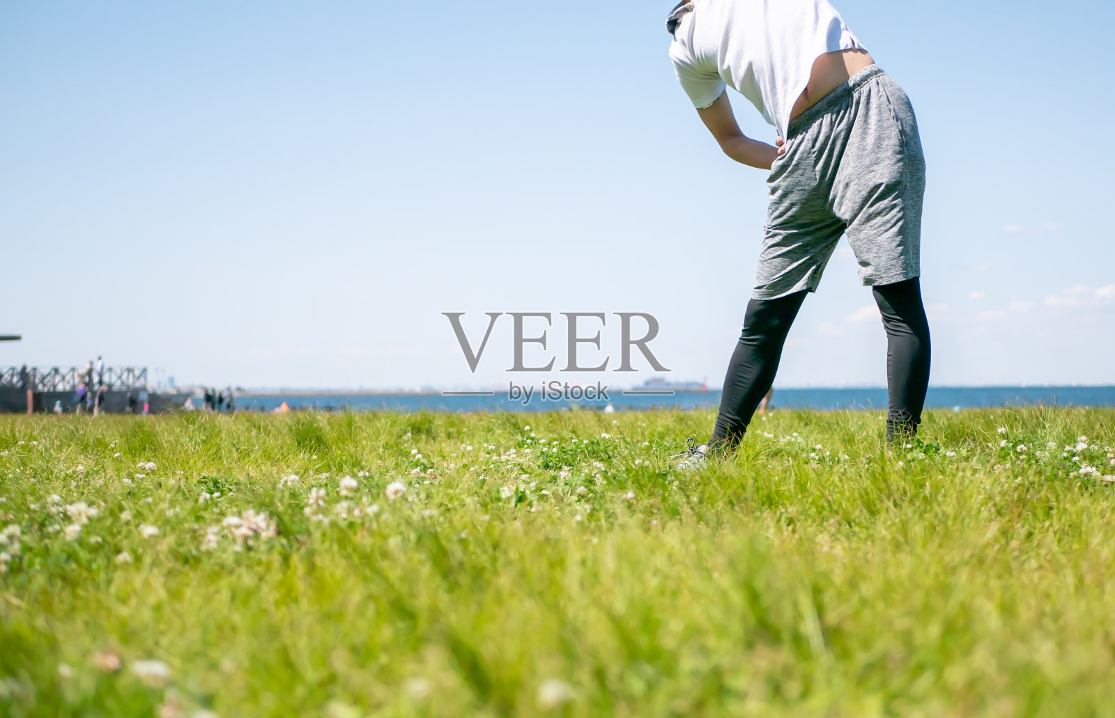 在大自然中伸展的人照片摄影图片