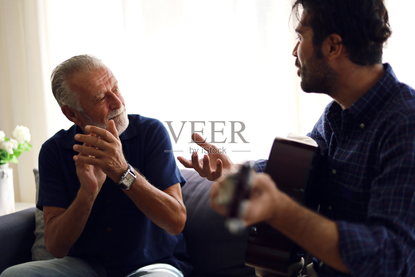 幸福家庭的父亲和年幼的儿子假日活动在家呆在家里。照片摄影图片