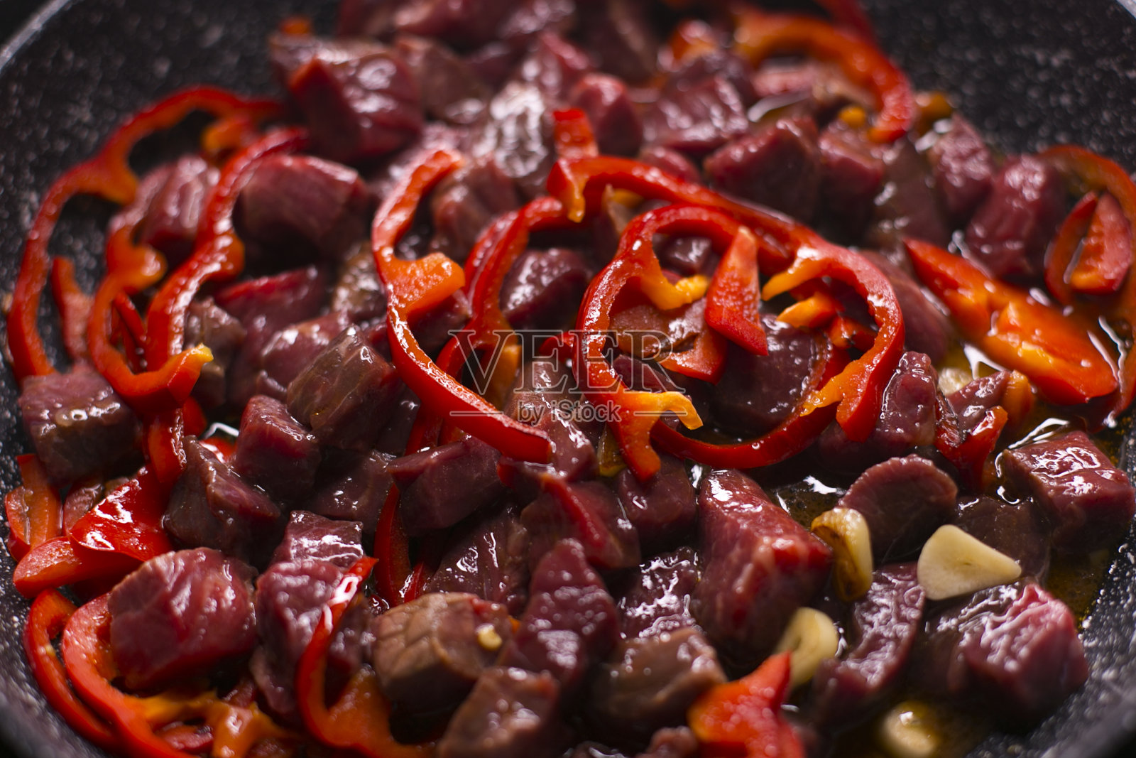 平底锅里的烤肉和胡椒照片摄影图片