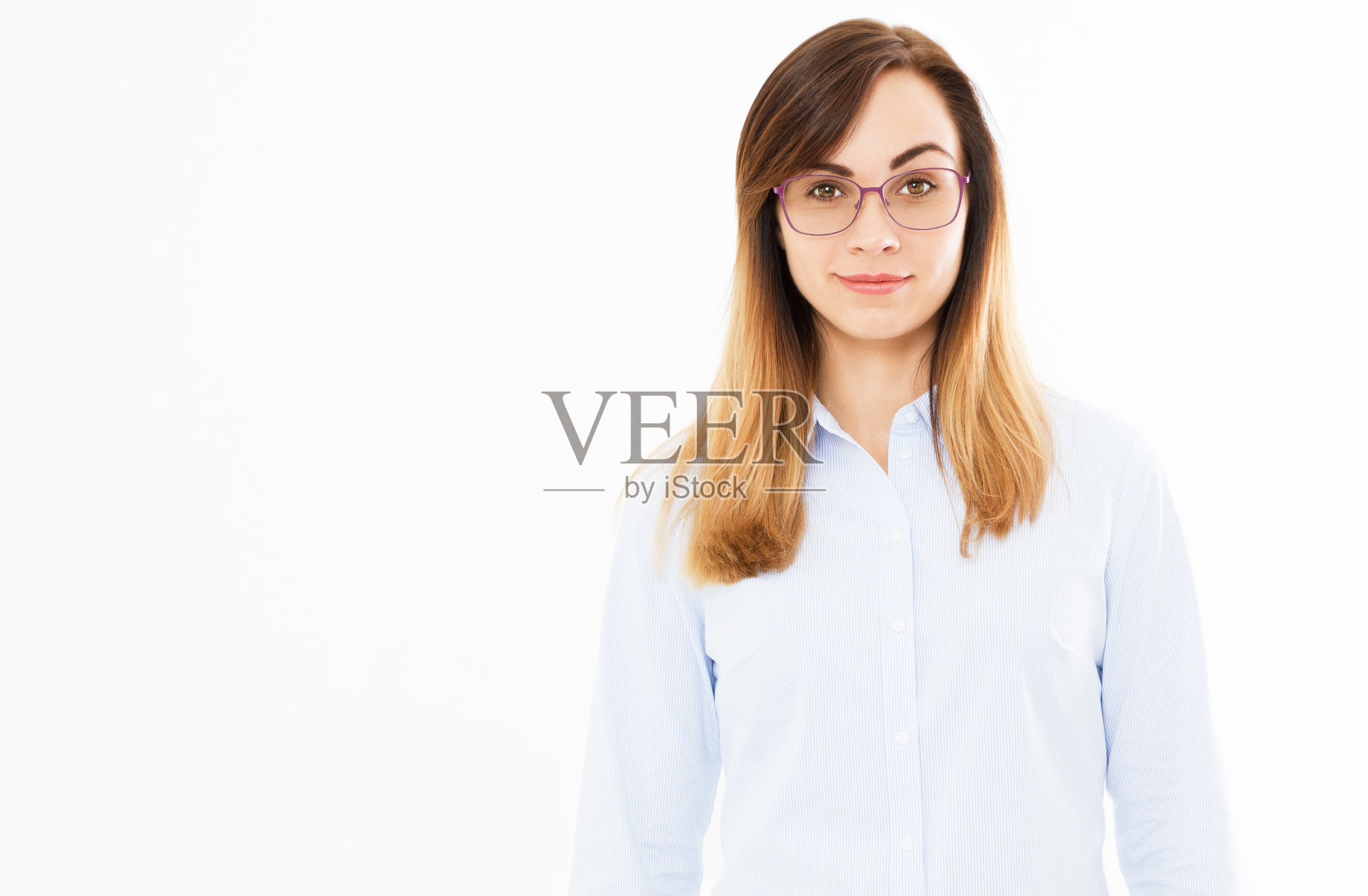 年轻美丽的女人的肖像戴眼镜的白色背景照片摄影图片