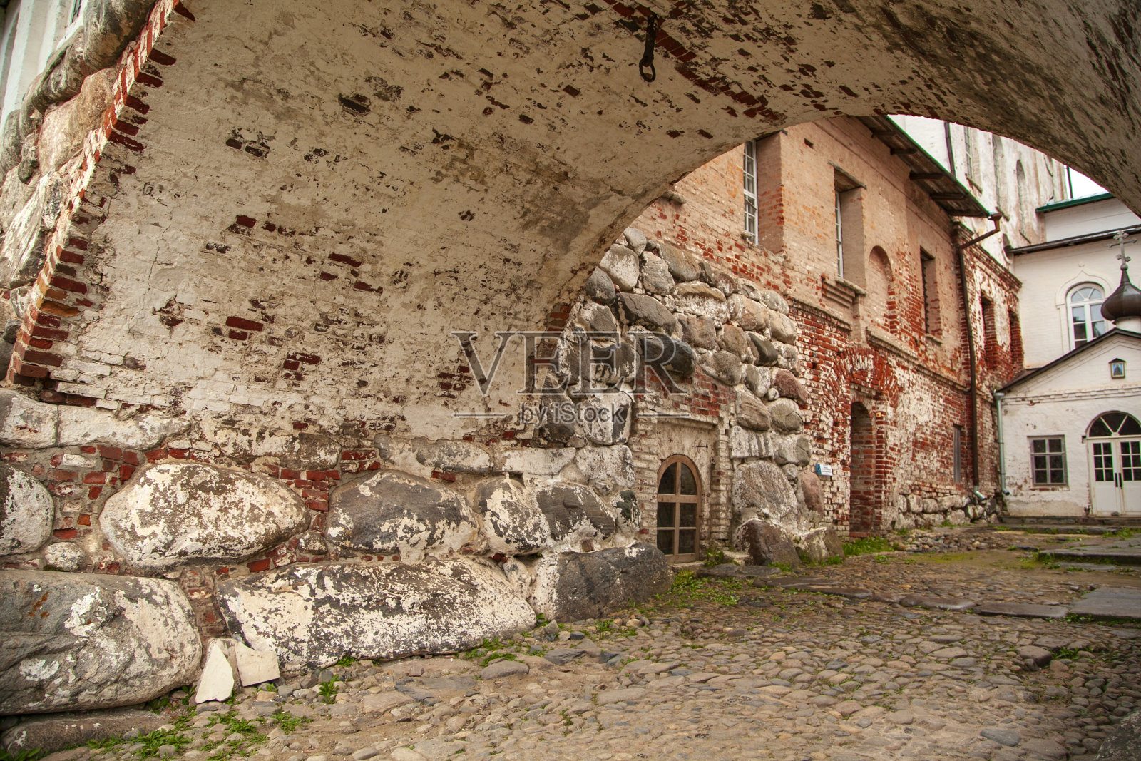 卡累利阿共和国、俄罗斯。从福利舱看到的索洛维茨基修道院。巨石堡垒照片摄影图片