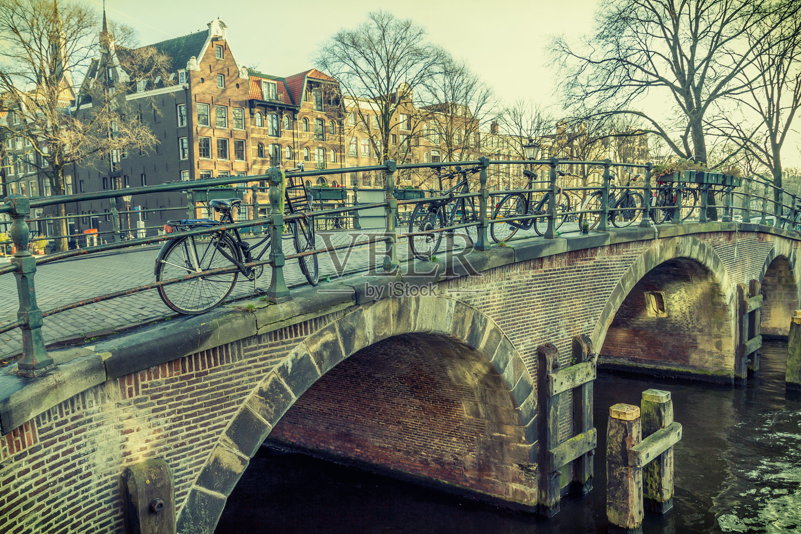 阿姆斯特丹运河和自行车桥照片摄影图片