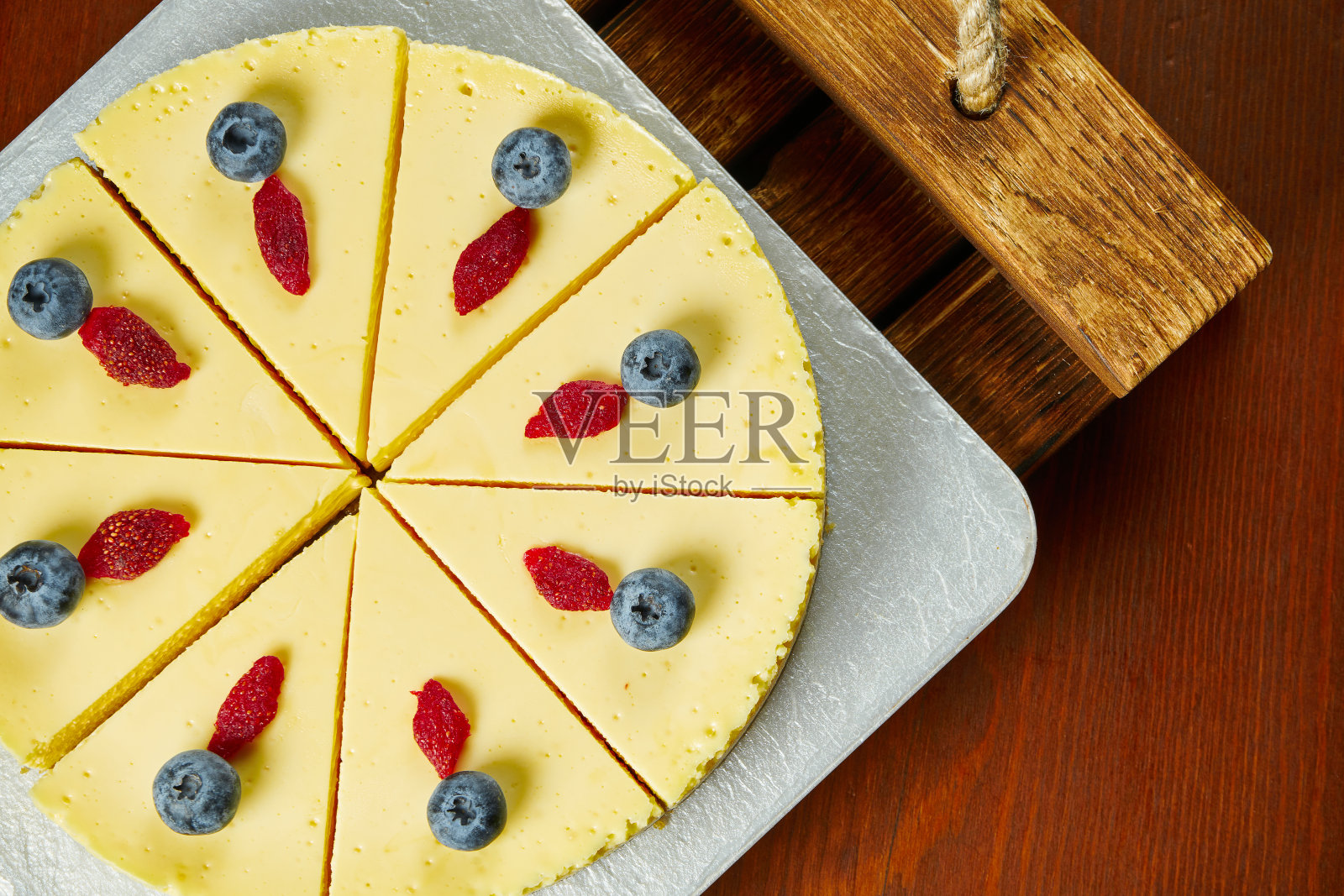 近距离上美味的薄片精美的奶酪蛋糕盘。晚餐后美味的甜点蛋糕。食谱或菜单的食物照片背景照片摄影图片