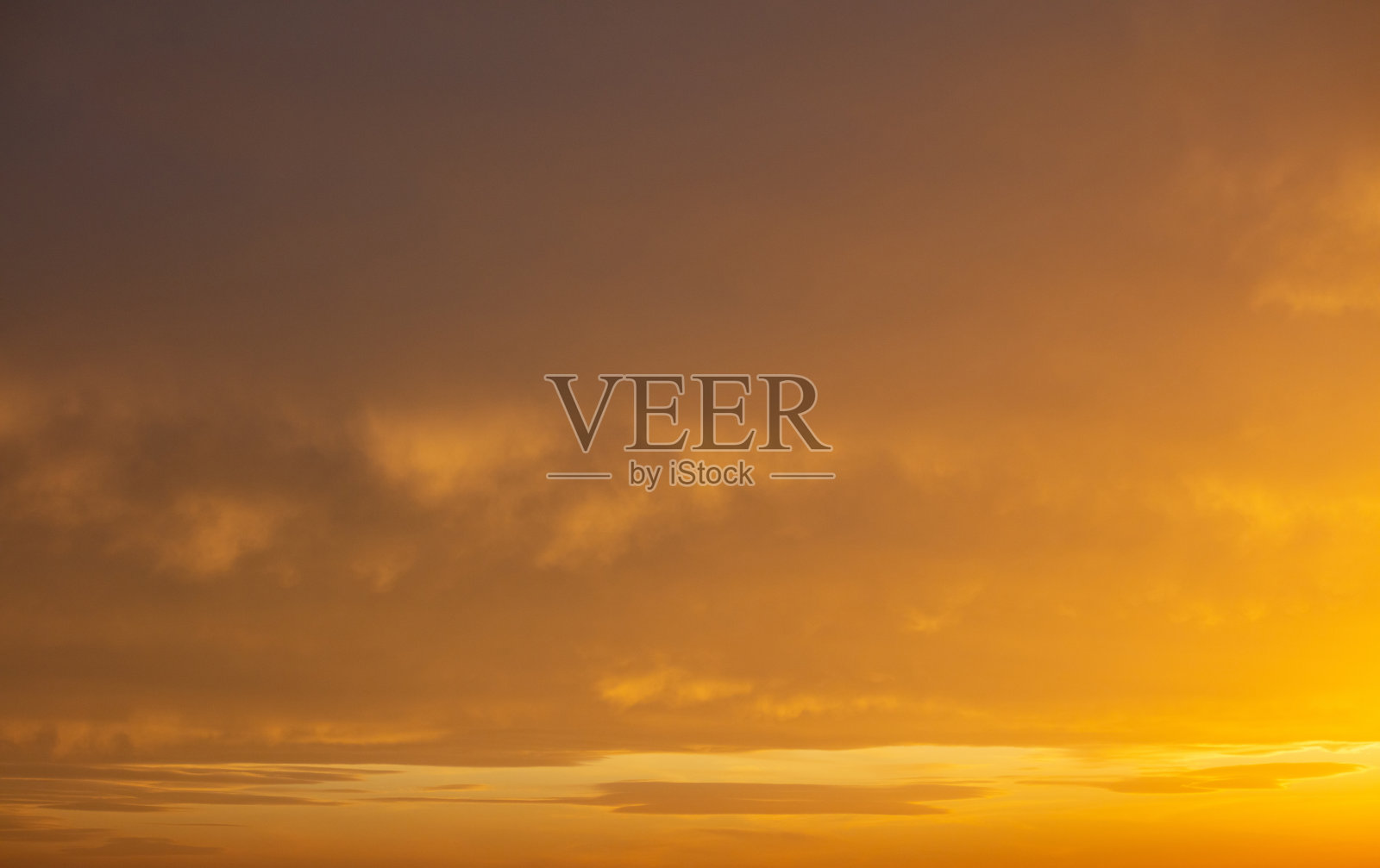 日出橙色的天空背景。黎明时分，天空多云照片摄影图片