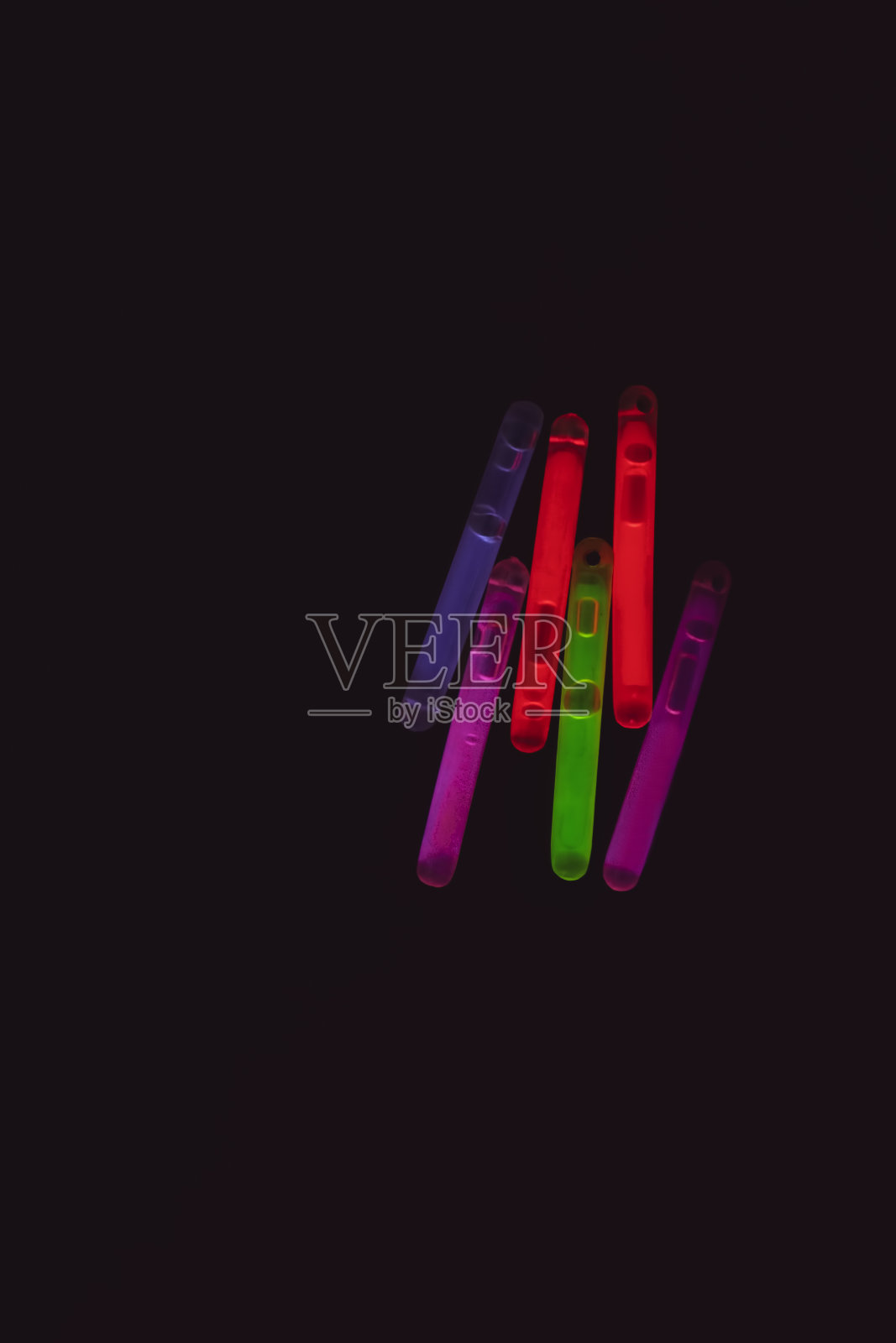 荧光棒在黑色背景。照片摄影图片