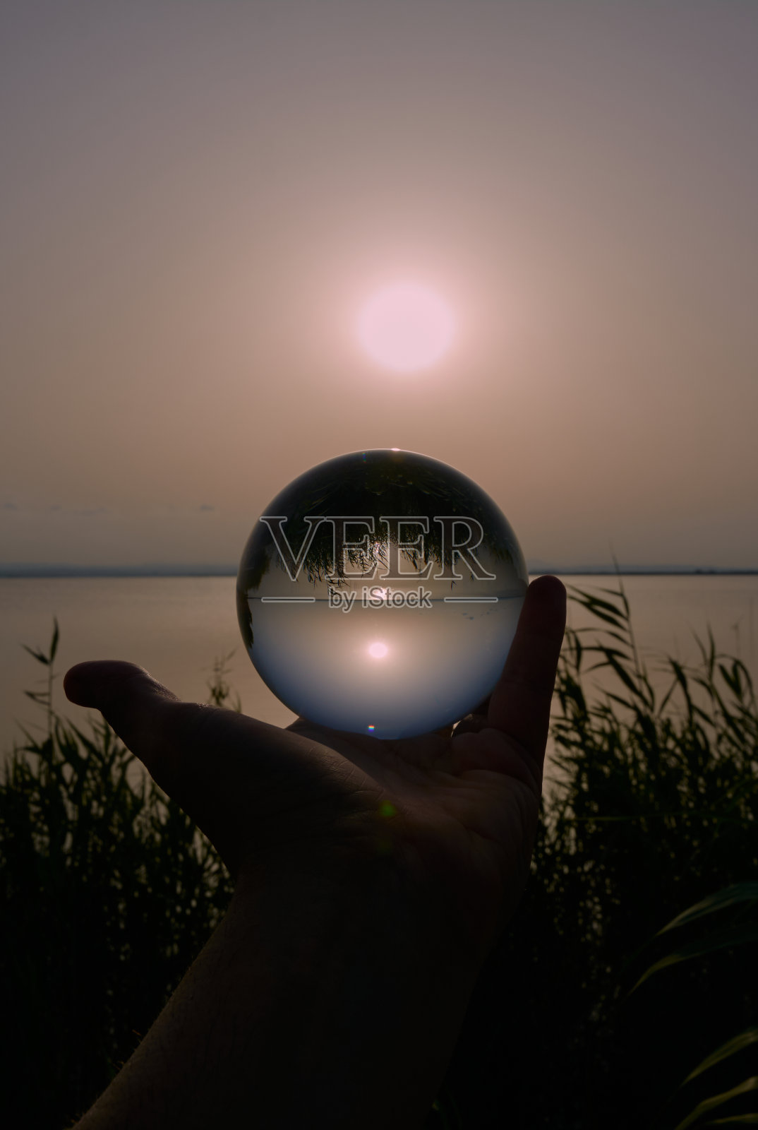 湖上落日的倒影照片摄影图片