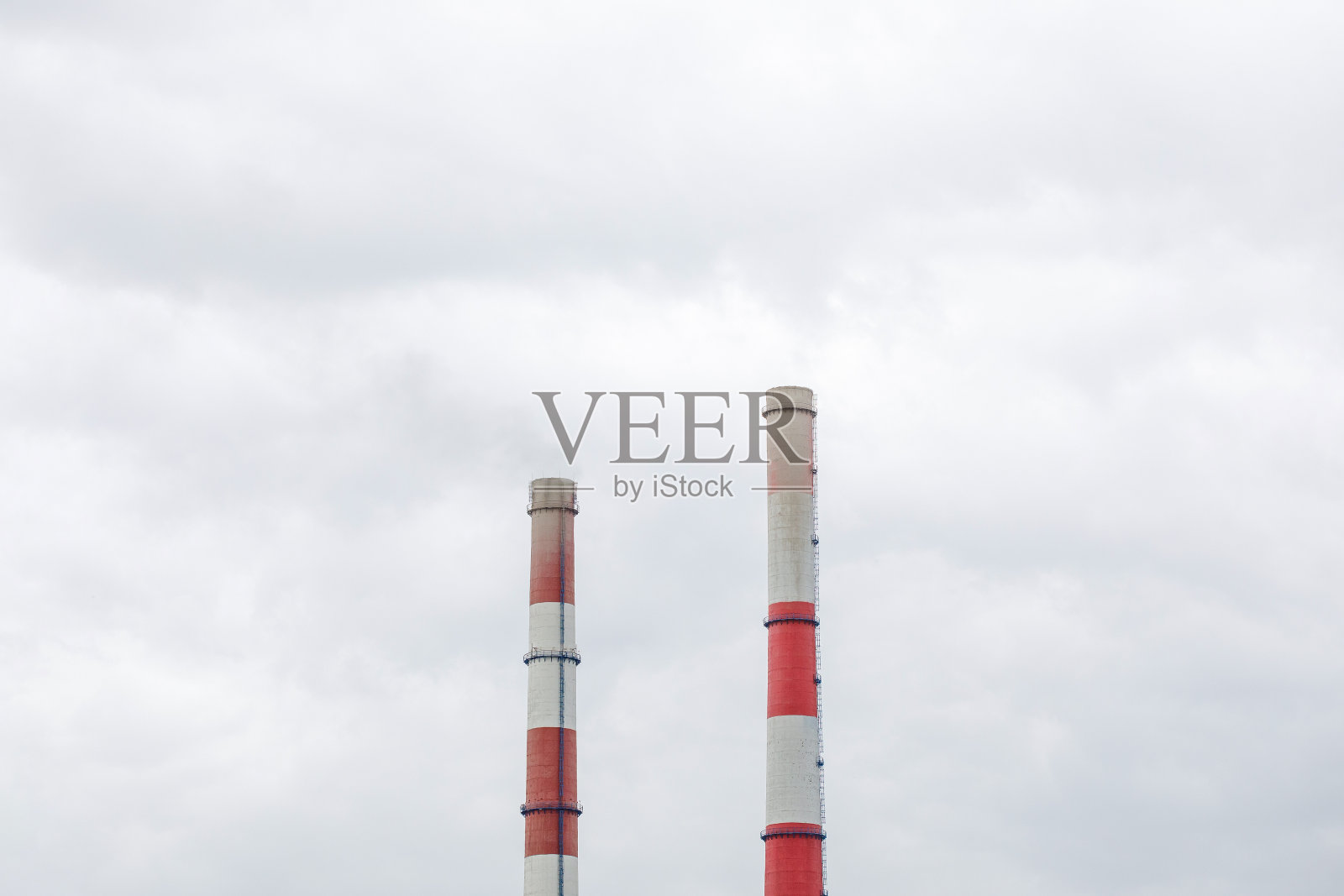 烟雾缭绕的工业烟囱环保理念。照片摄影图片