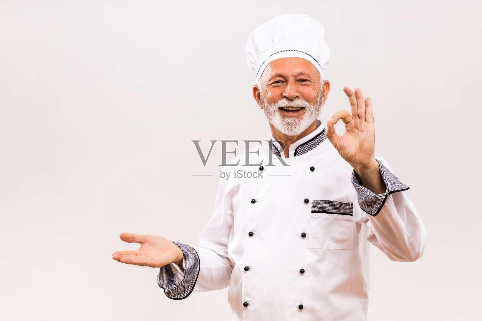 高级厨师展示手掌和ok手势照片摄影图片