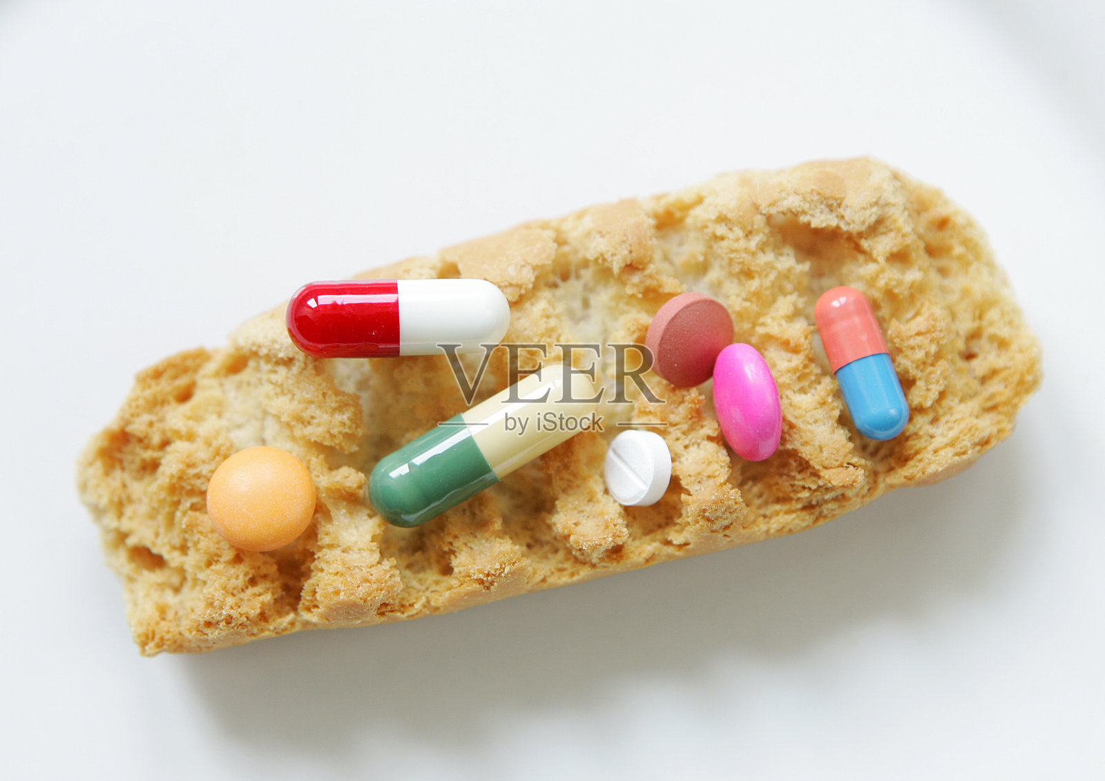 药片放在盘子上照片摄影图片