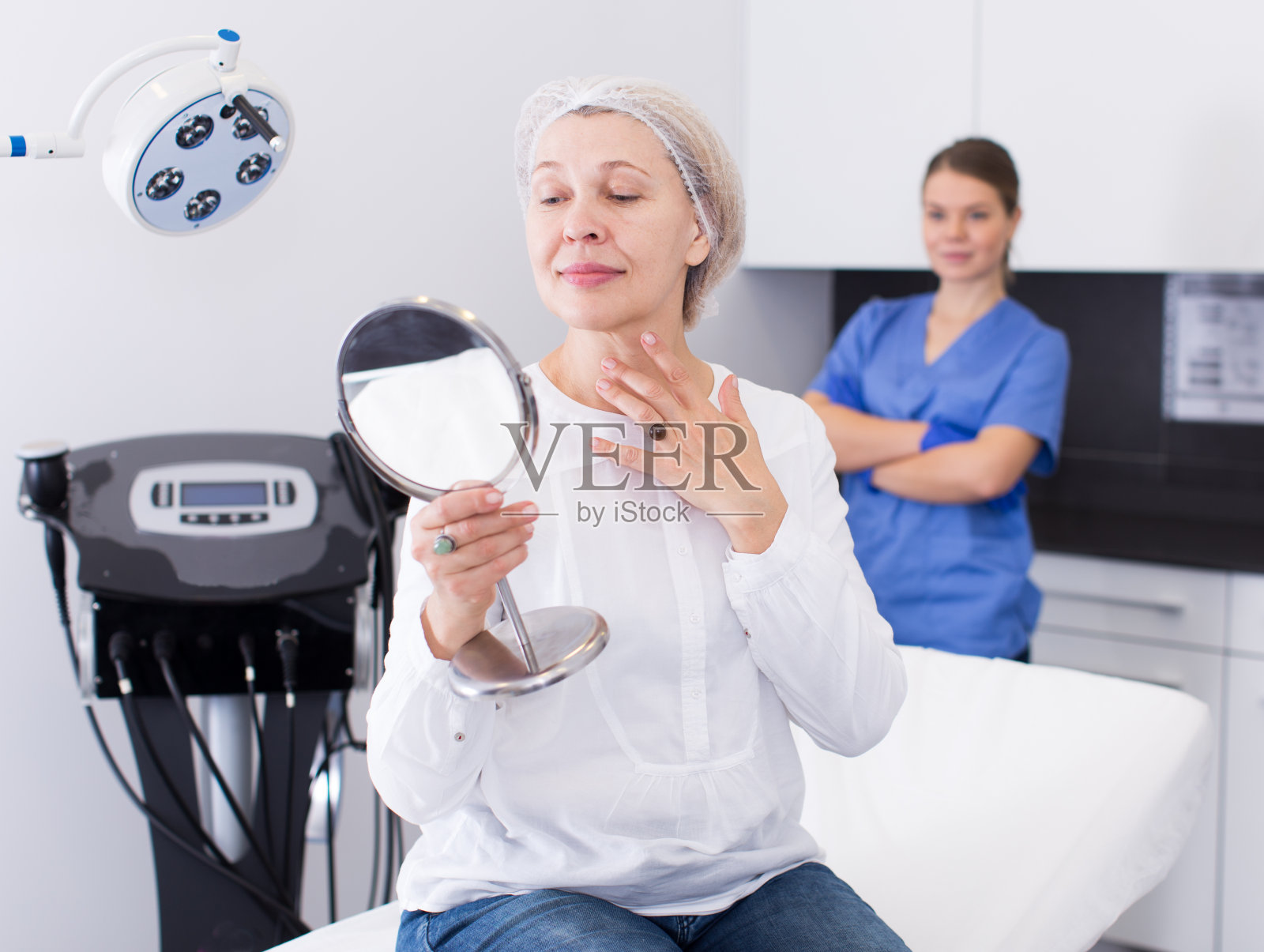 女性客户面部美容后照片摄影图片