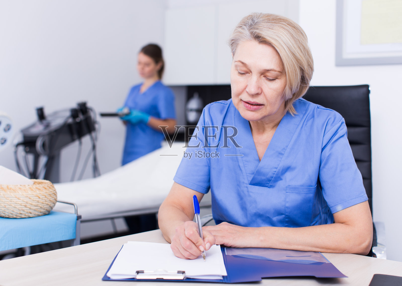 美容师录制客户卡照片摄影图片