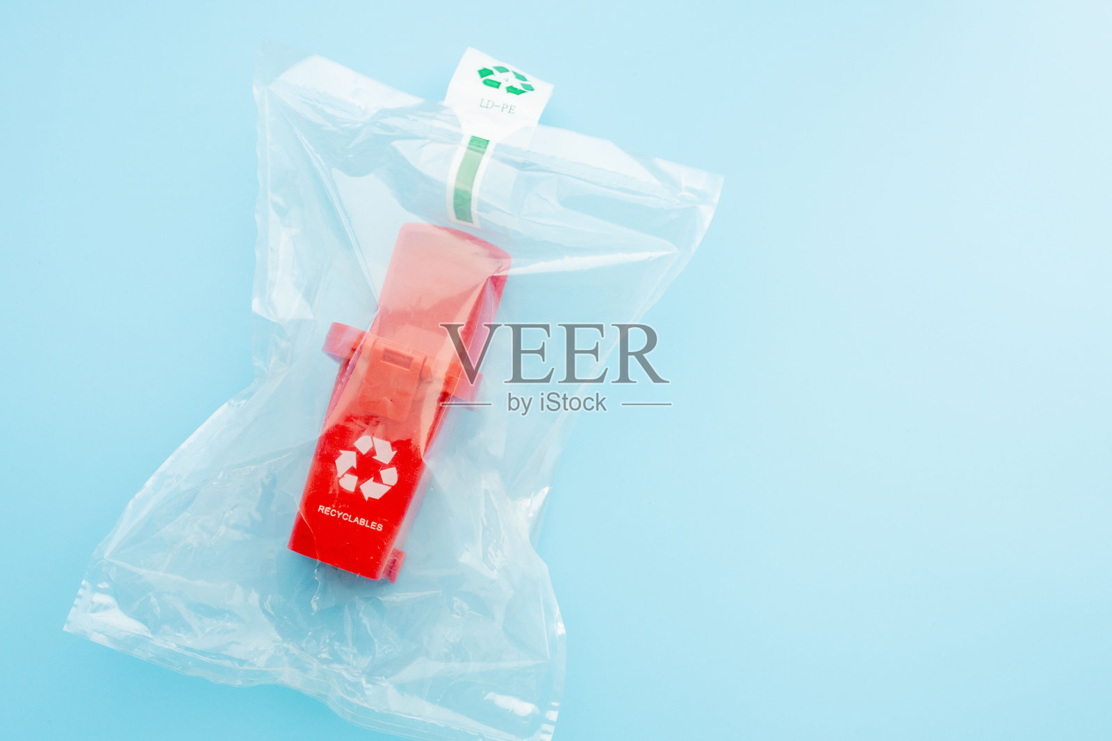 蓝色背景下的红色回收箱照片摄影图片