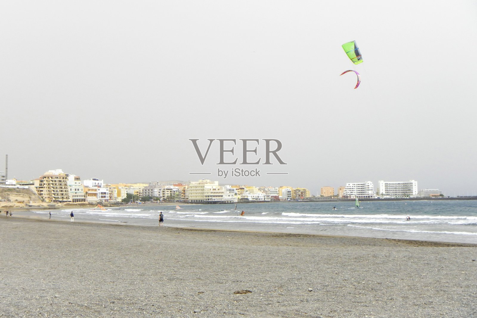 西班牙特内里费岛海滩上的风筝冲浪者照片摄影图片