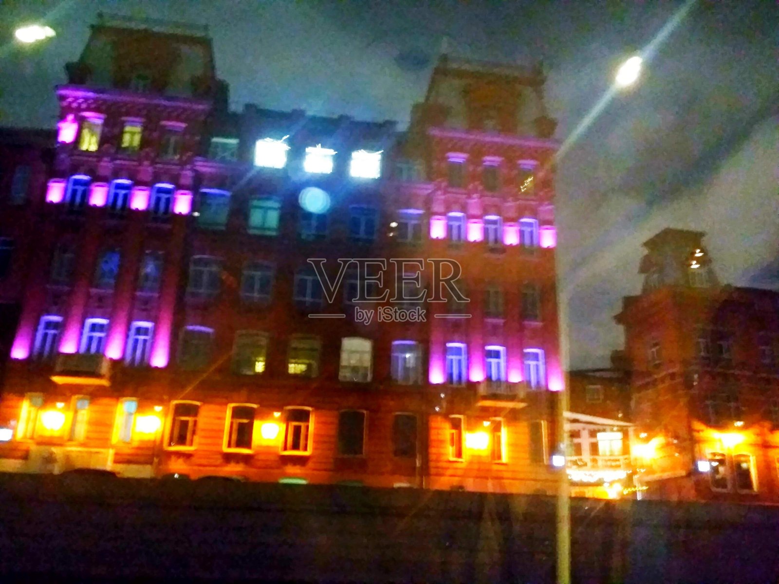 在潮湿的城市里散步照片摄影图片