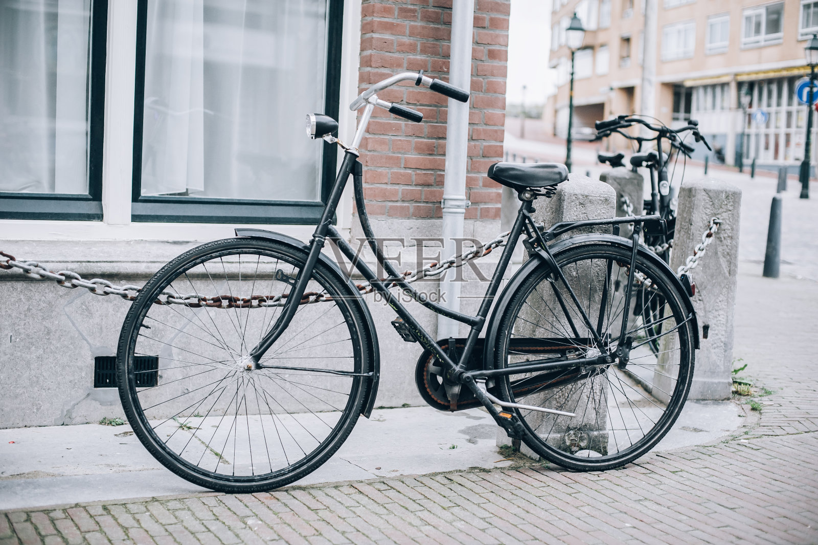 公共场合的老式荷兰复古经典自行车。城市的观点照片摄影图片