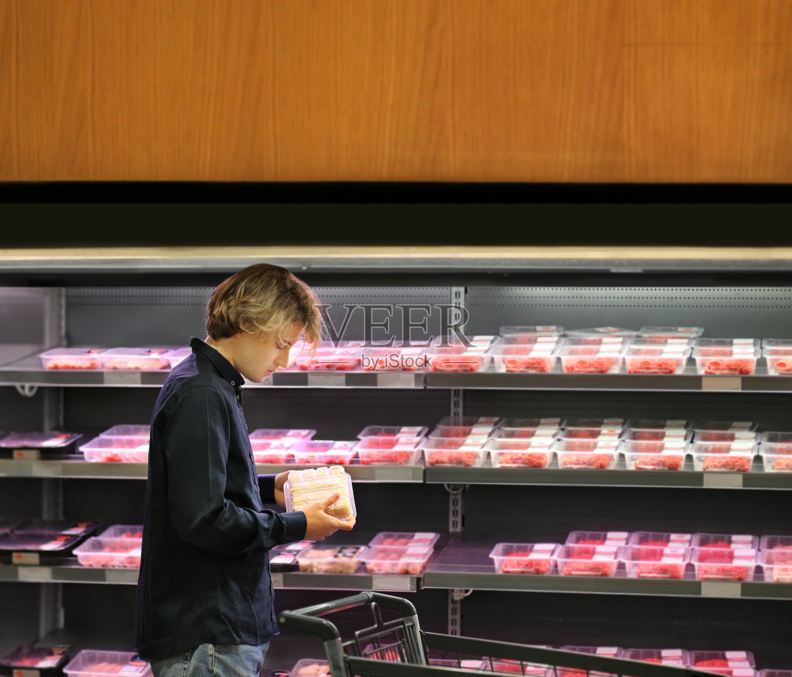 十几岁的孩子在超市买了一包肉照片摄影图片