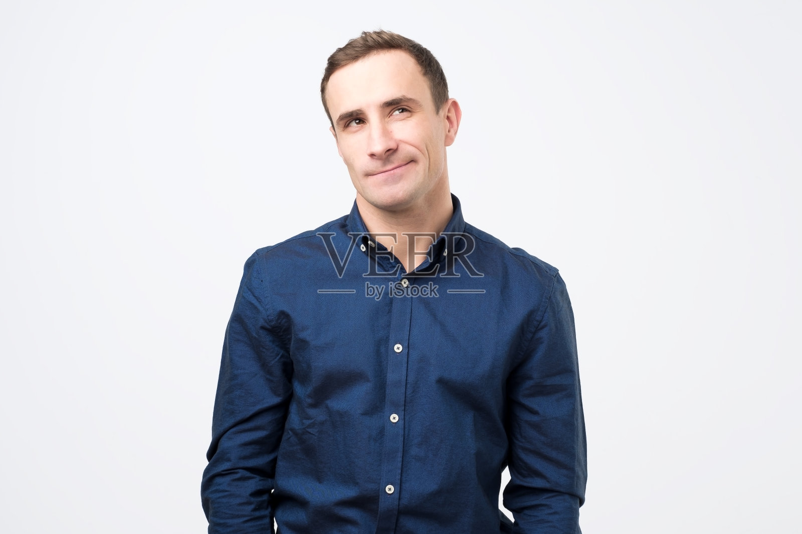 狡猾狡猾的成熟男人，思考，寻找，制定一个卡明计划照片摄影图片