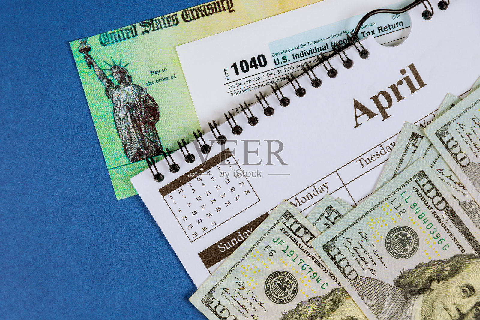 表格1040美国个人所得税申报表螺旋日历100美元钞票照片摄影图片