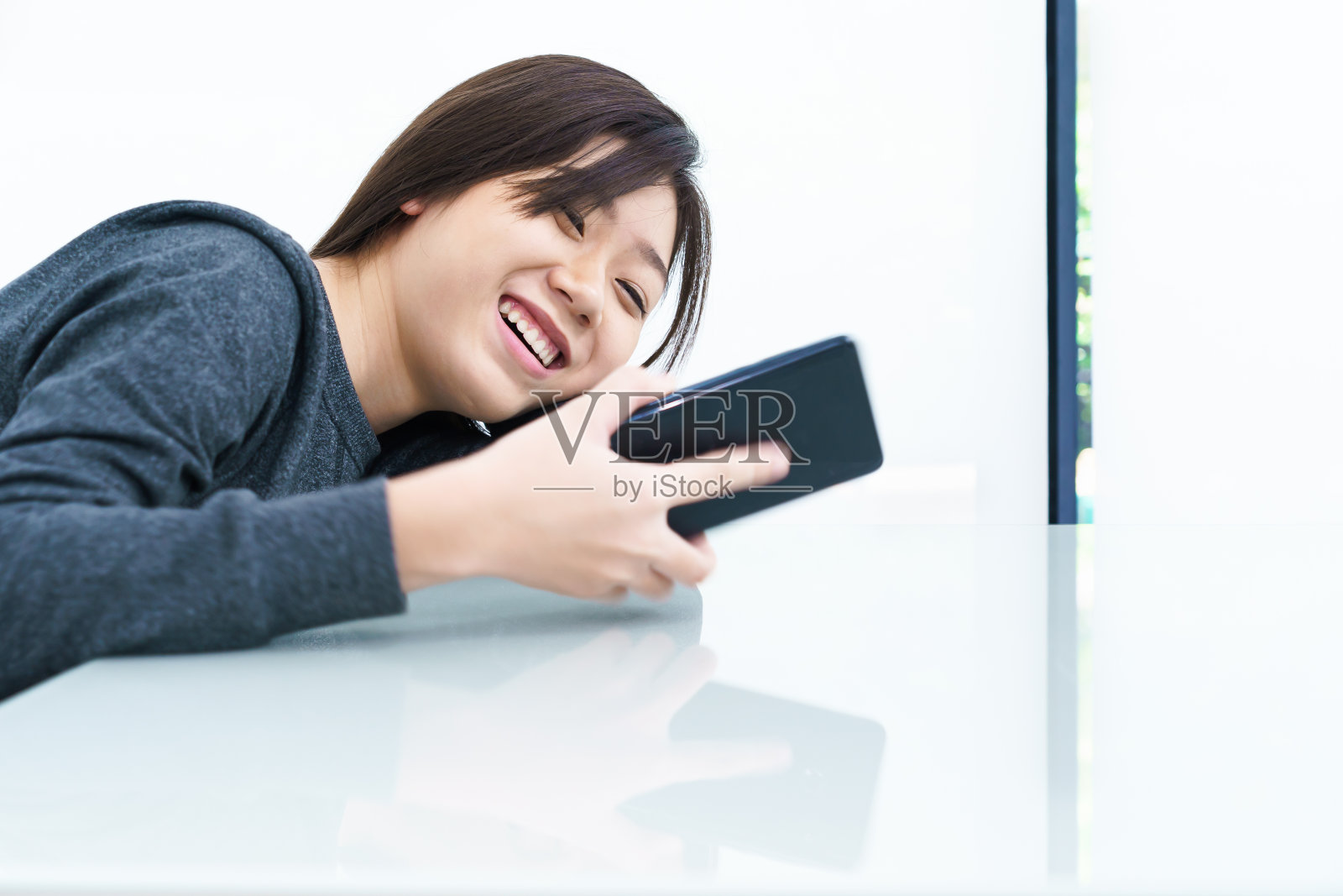 年轻女子长头发使用手机照片摄影图片