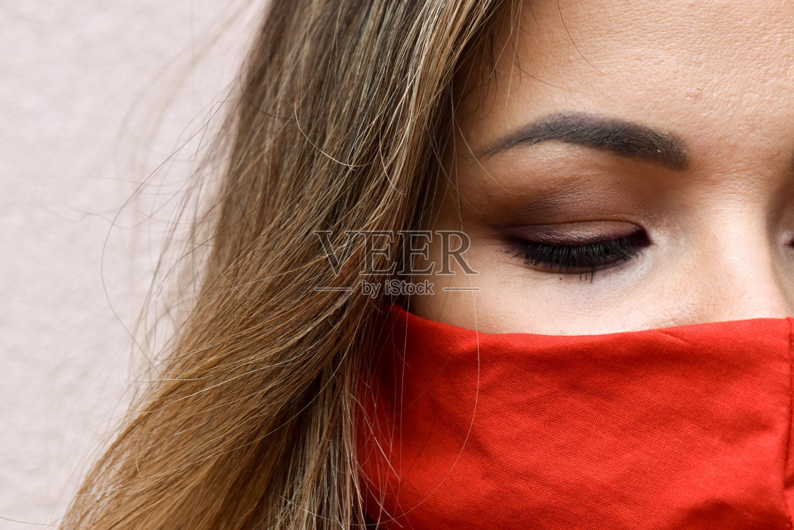 在户外戴着自制红色面罩的妇女照片摄影图片