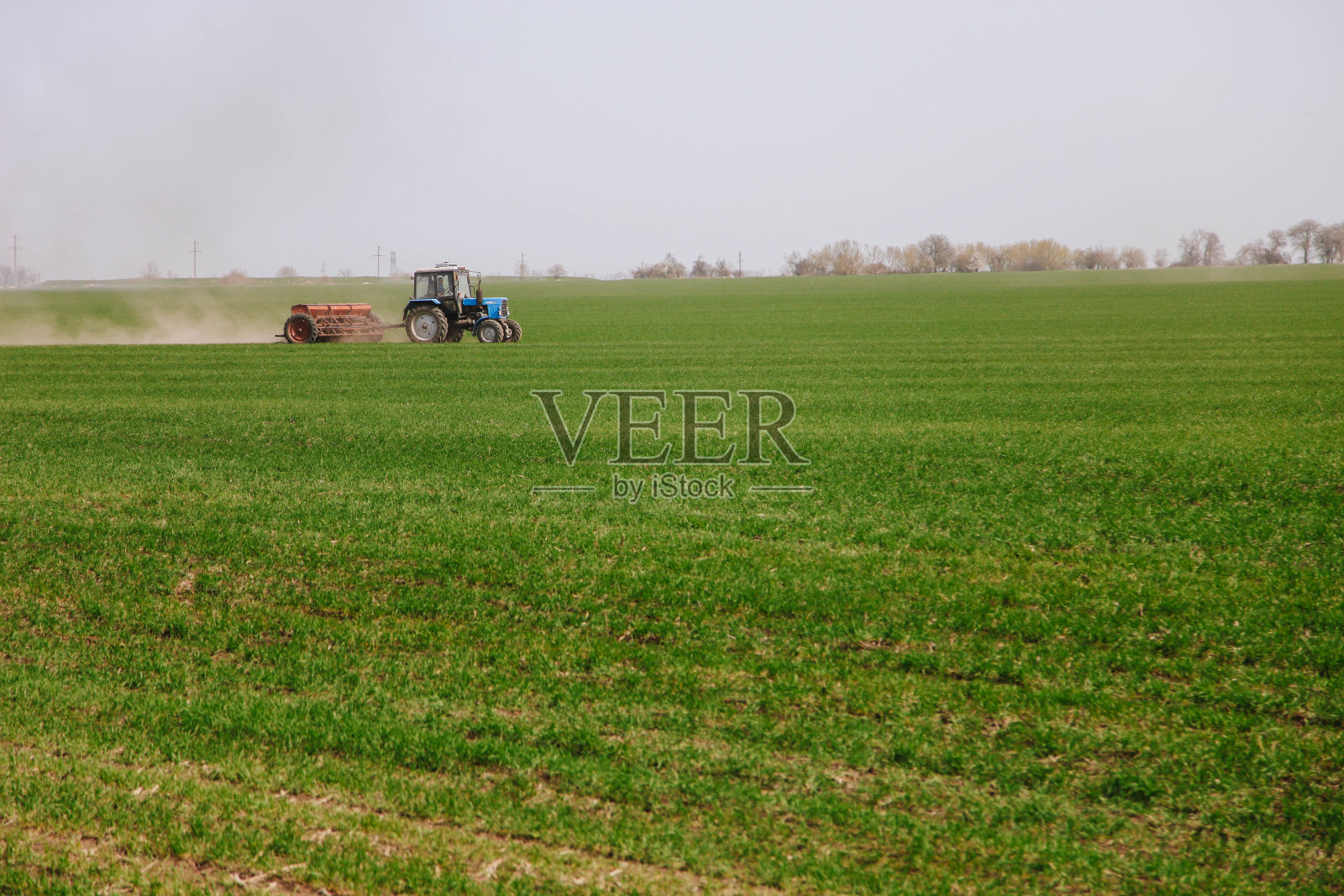 拖拉机在田里工作照片摄影图片
