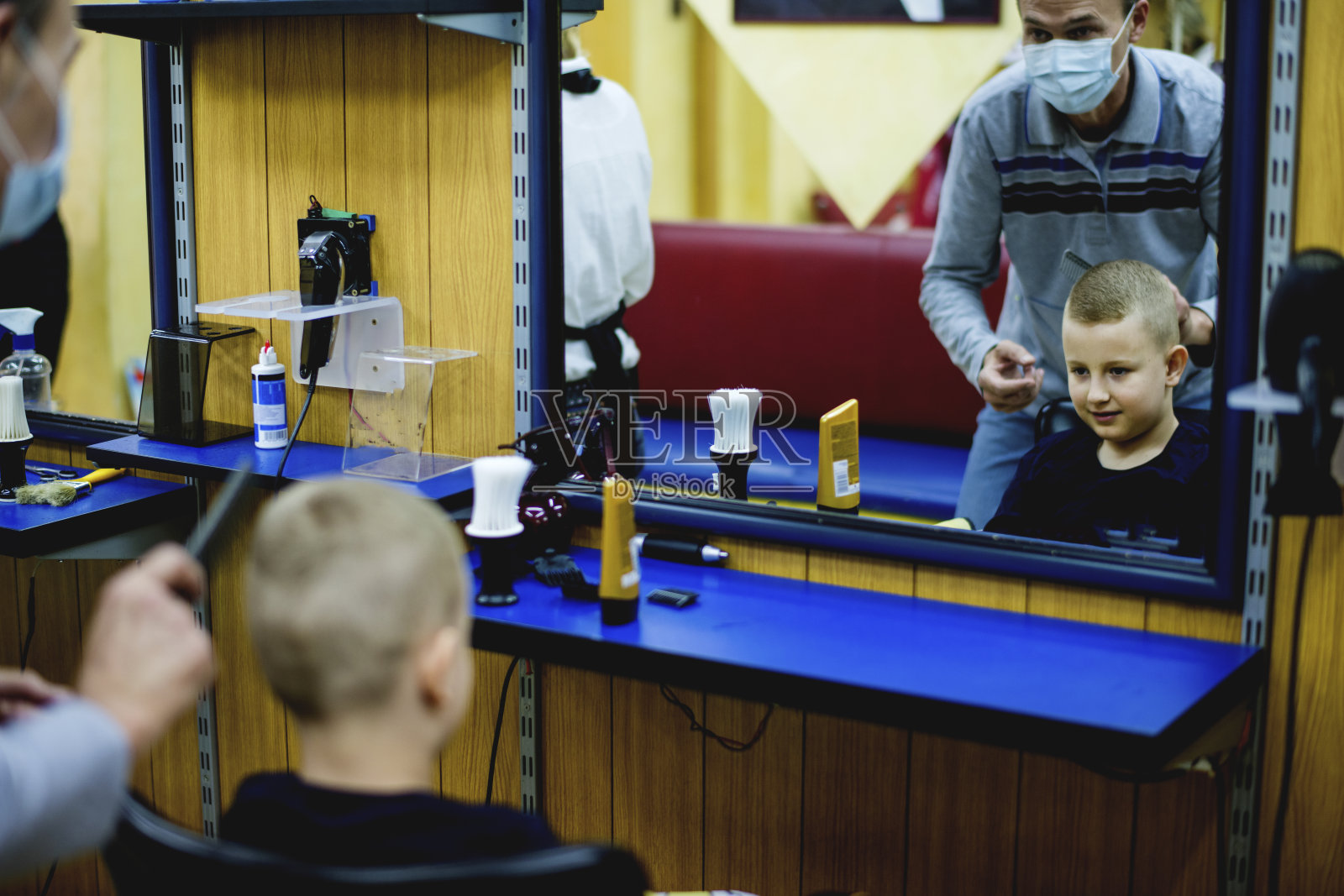 小男孩在美发沙龙理发照片摄影图片