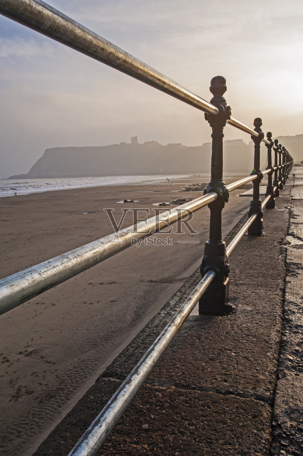 有雾的早晨，沿海的海边有栏杆照片摄影图片