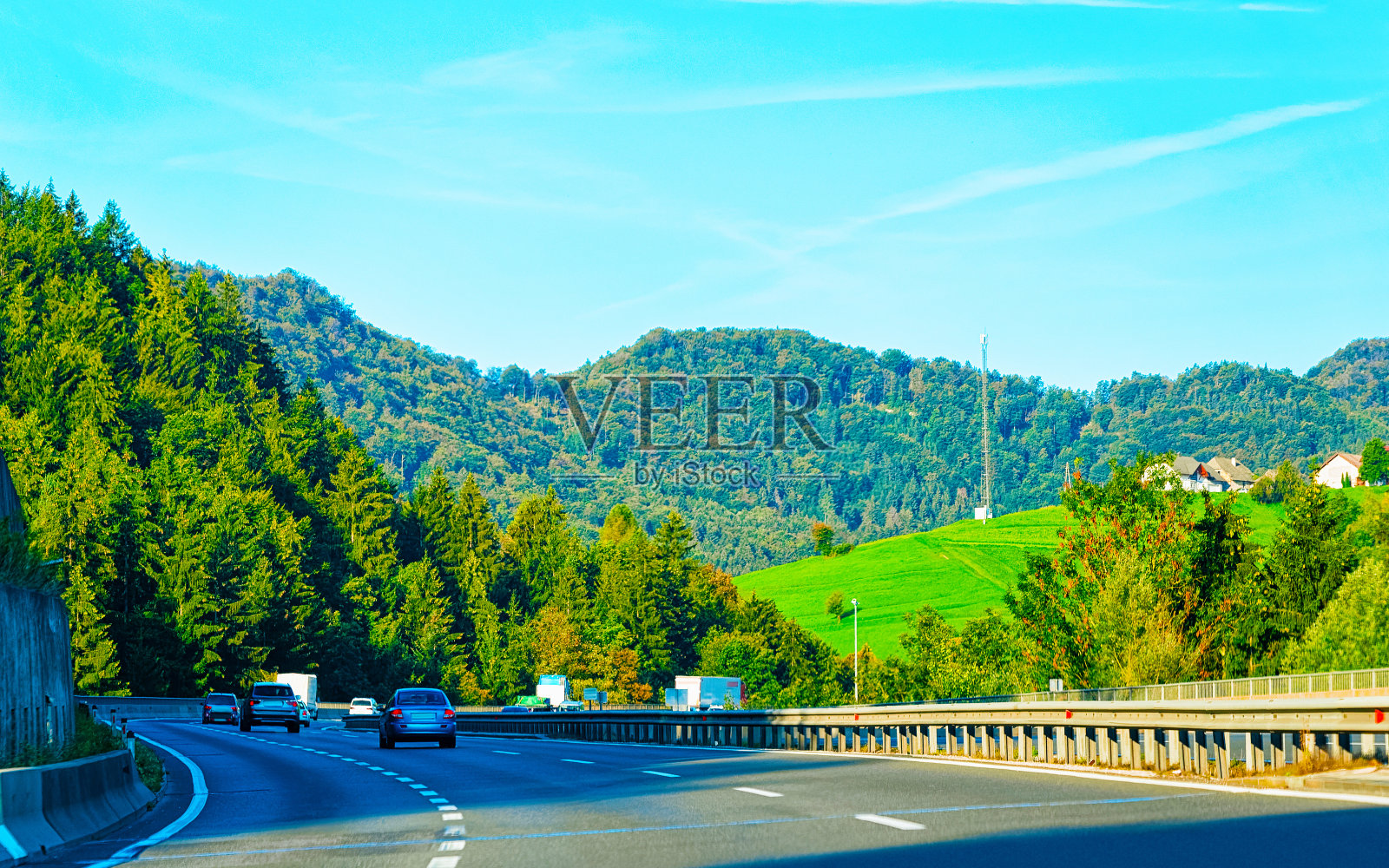 风景优美，汽车行驶在斯洛文尼亚的朱利安阿尔卑斯山上照片摄影图片