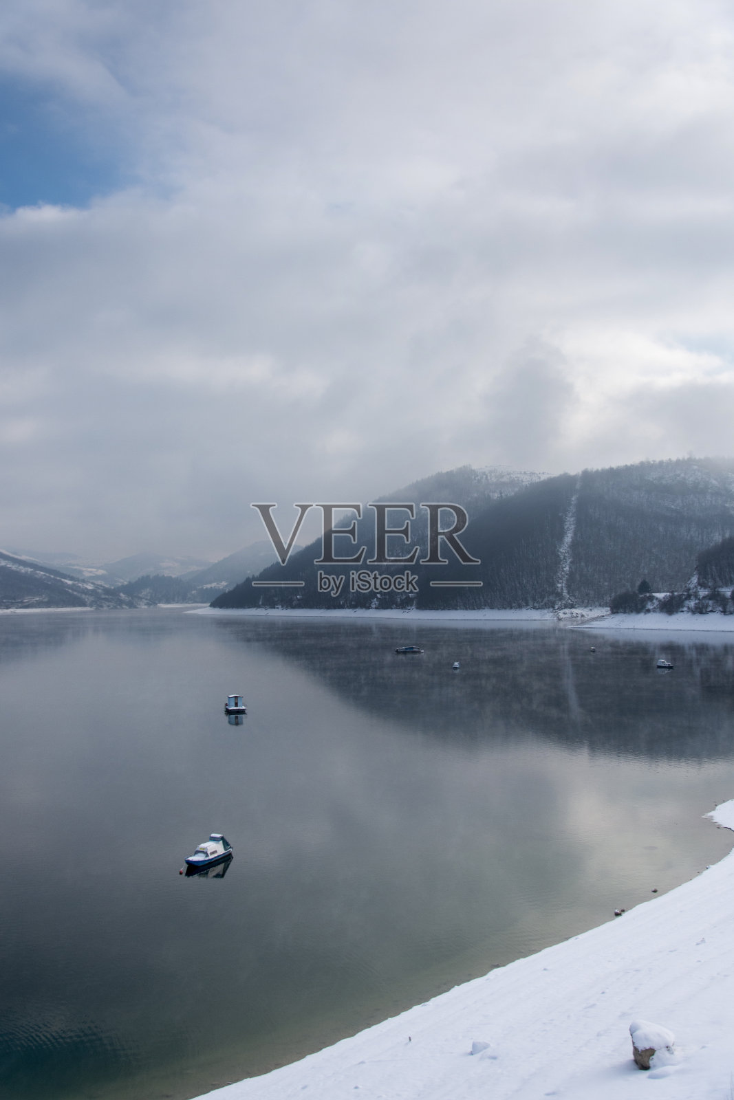 塞尔维亚兹拉蒂博尔的兹拉塔湖照片摄影图片