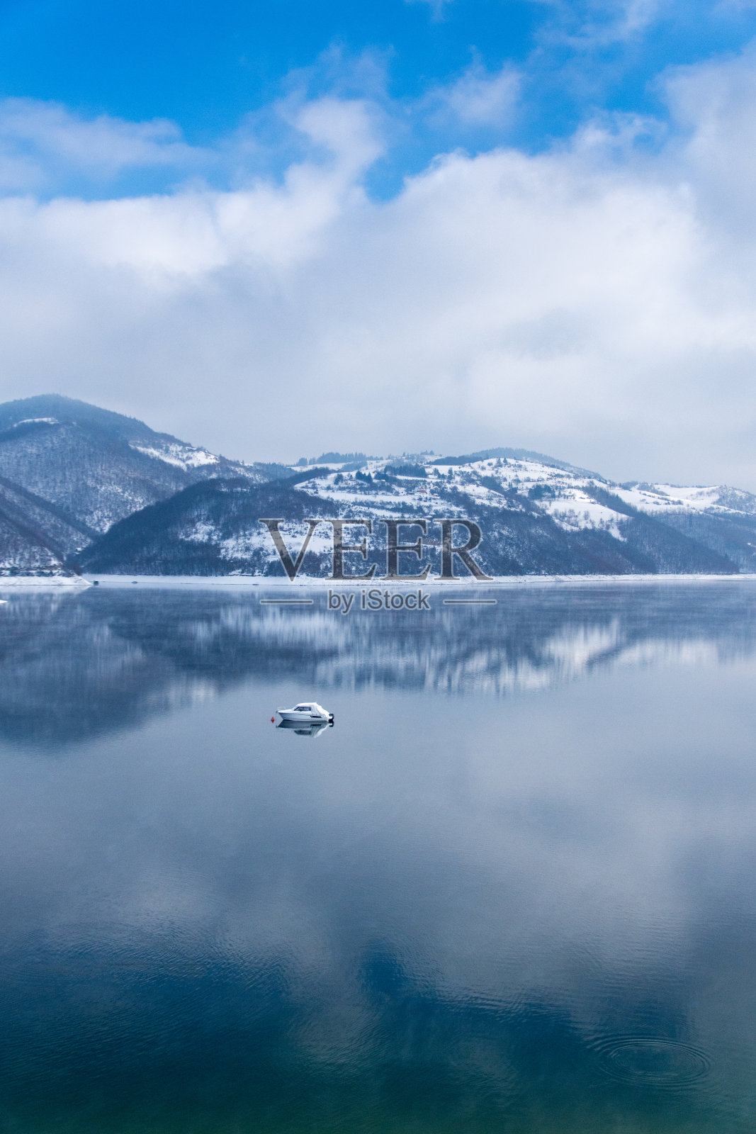 塞尔维亚兹拉蒂博尔的兹拉塔湖照片摄影图片