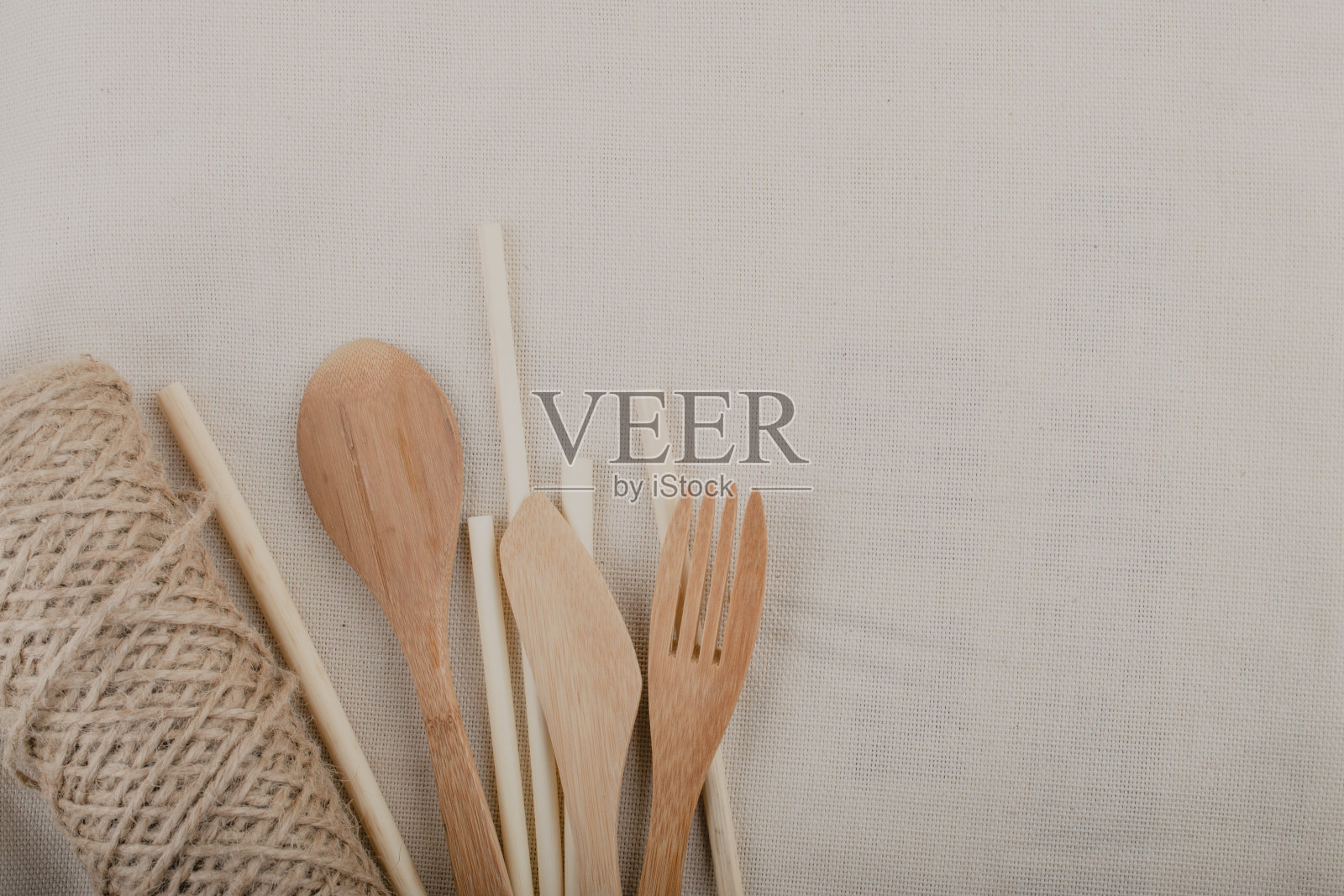 可重复使用的木制厨房用具，叉，刀，匙，麦管，纺织品。零浪费理念，环保项目。照片摄影图片