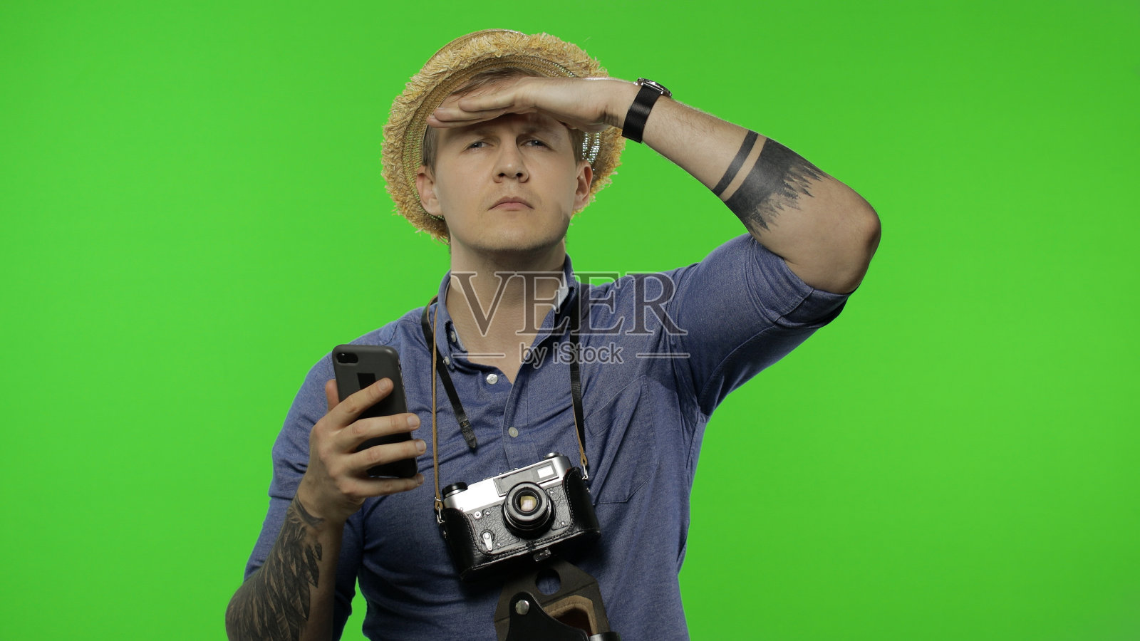 一名男子在智能手机地图上寻找路线。色度键照片摄影图片