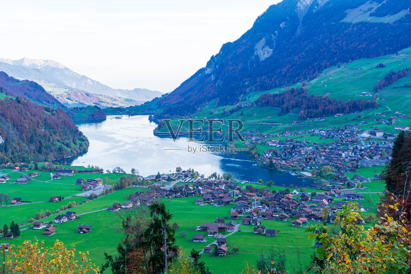 瑞士奥布瓦尔登的Lungern湖或Lungerersee山谷照片摄影图片