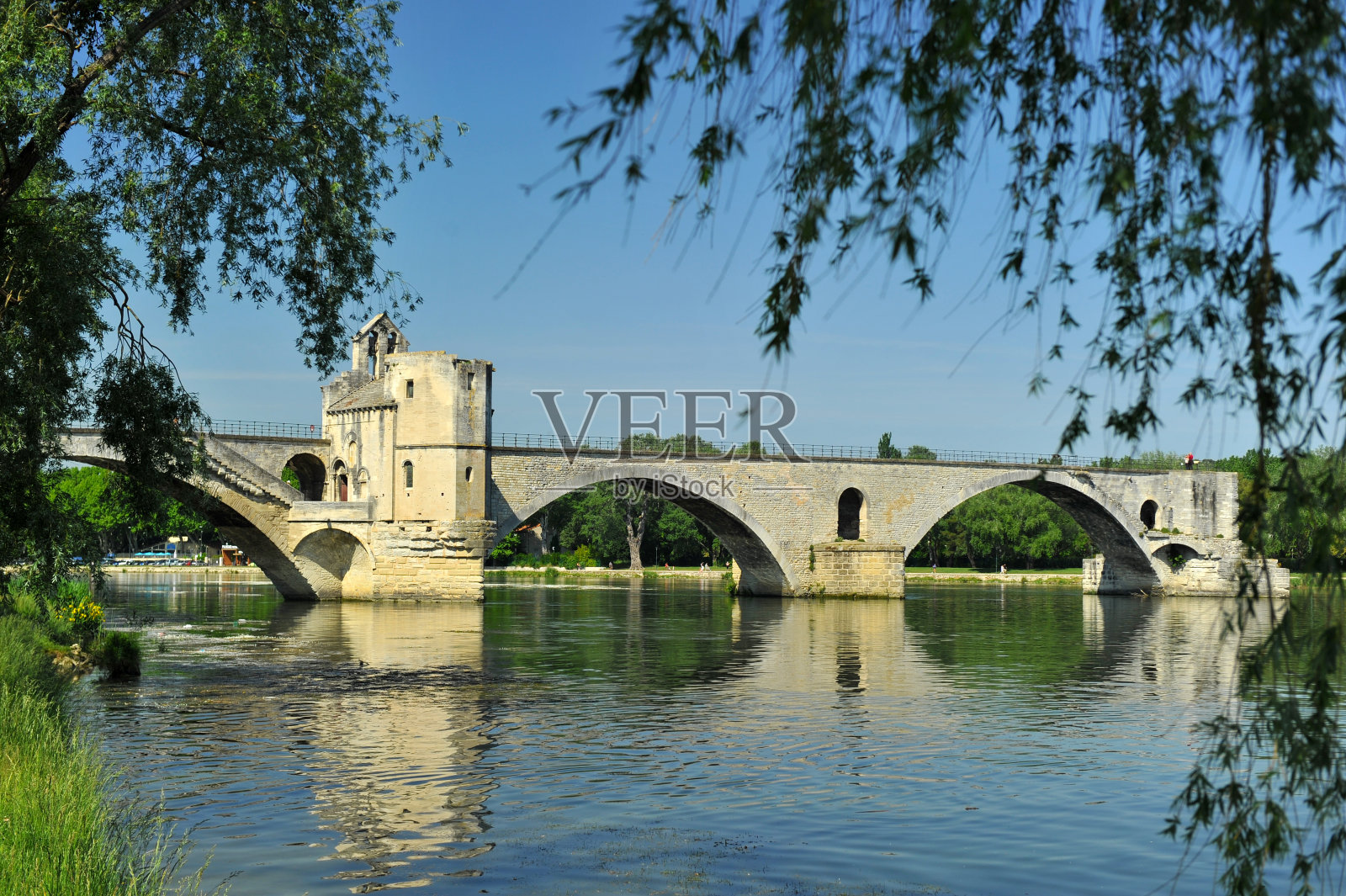 阿维尼翁未完工的桥在河里倒影照片摄影图片