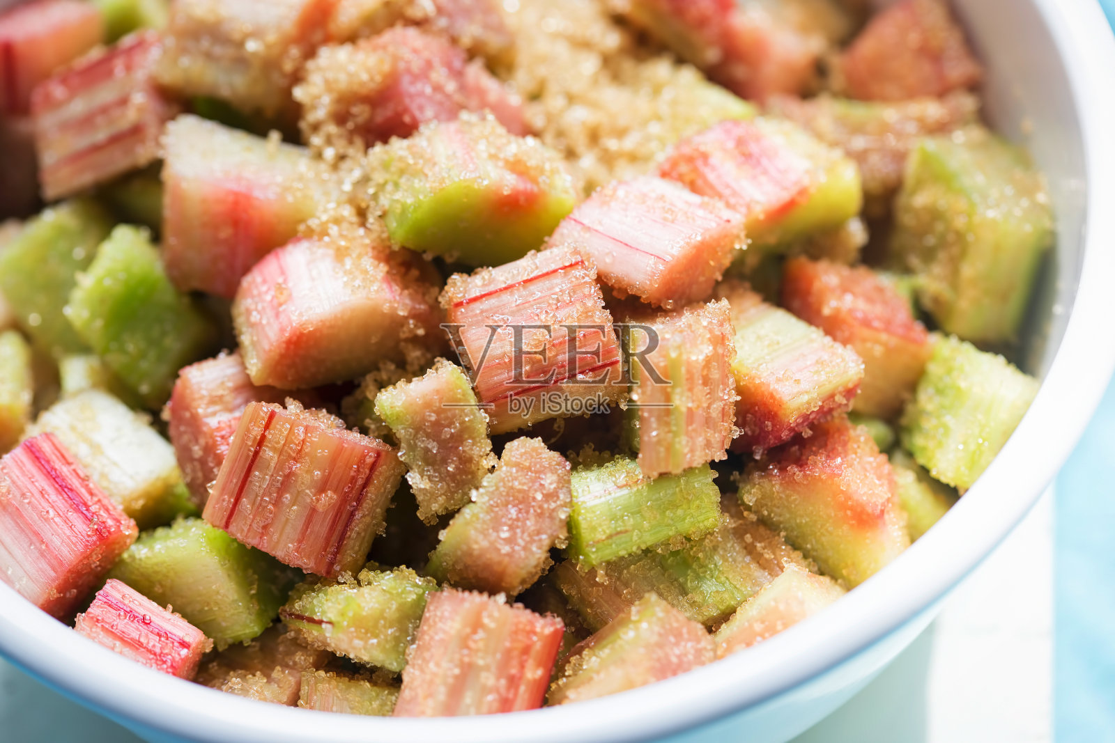 大黄剥皮，大黄柄放在木板上照片摄影图片