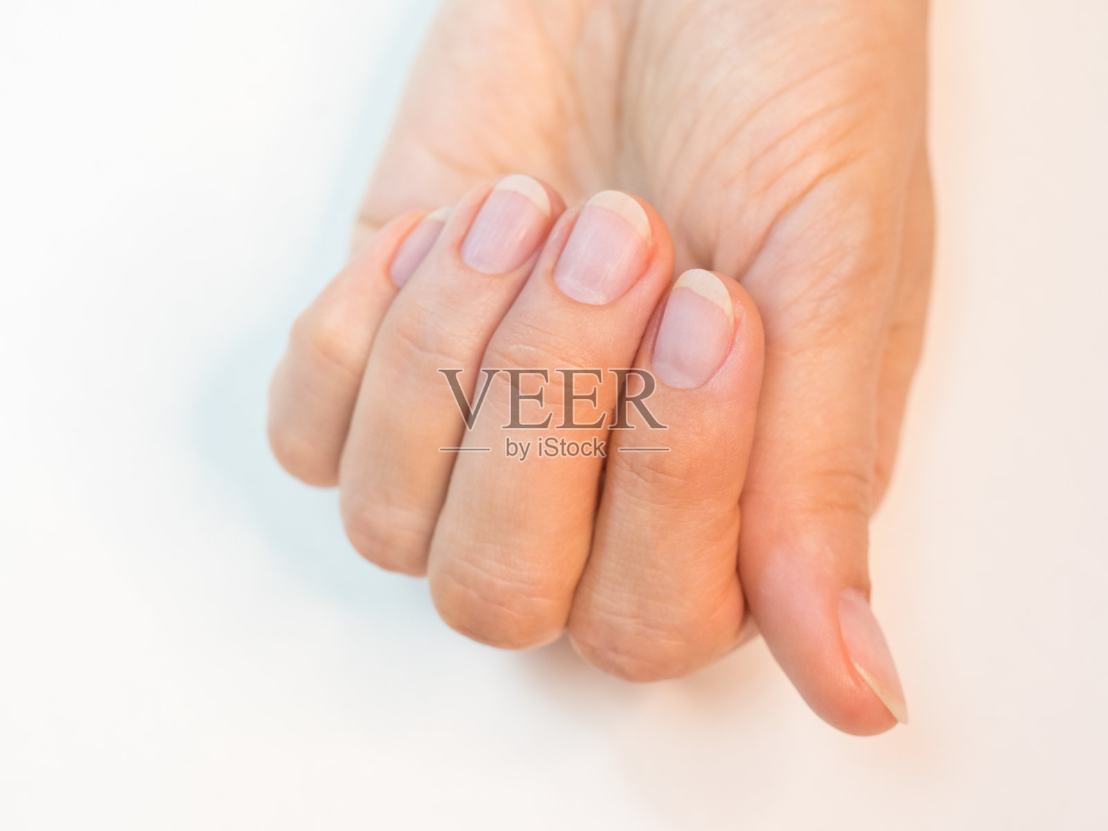 修完指甲，准备好涂指甲油照片摄影图片