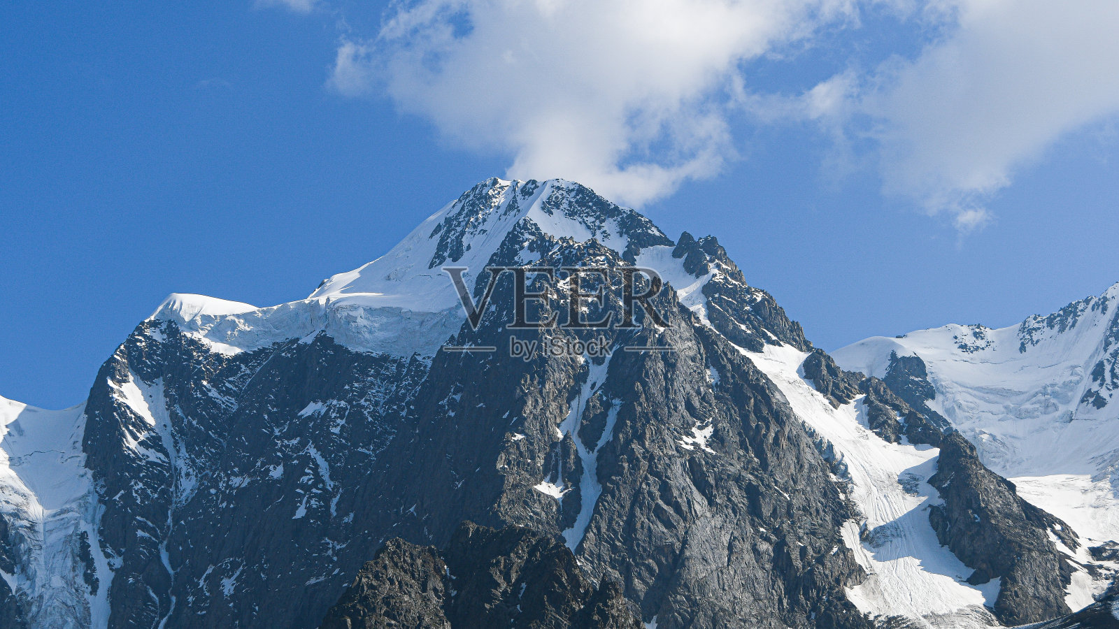 雪下的岩石山脊。爬山，野外旅行照片摄影图片