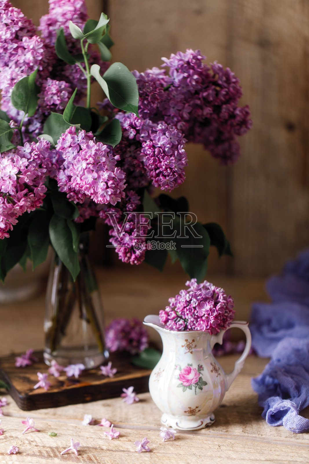 淡紫色的背景。紫丁香花春花背景照片摄影图片
