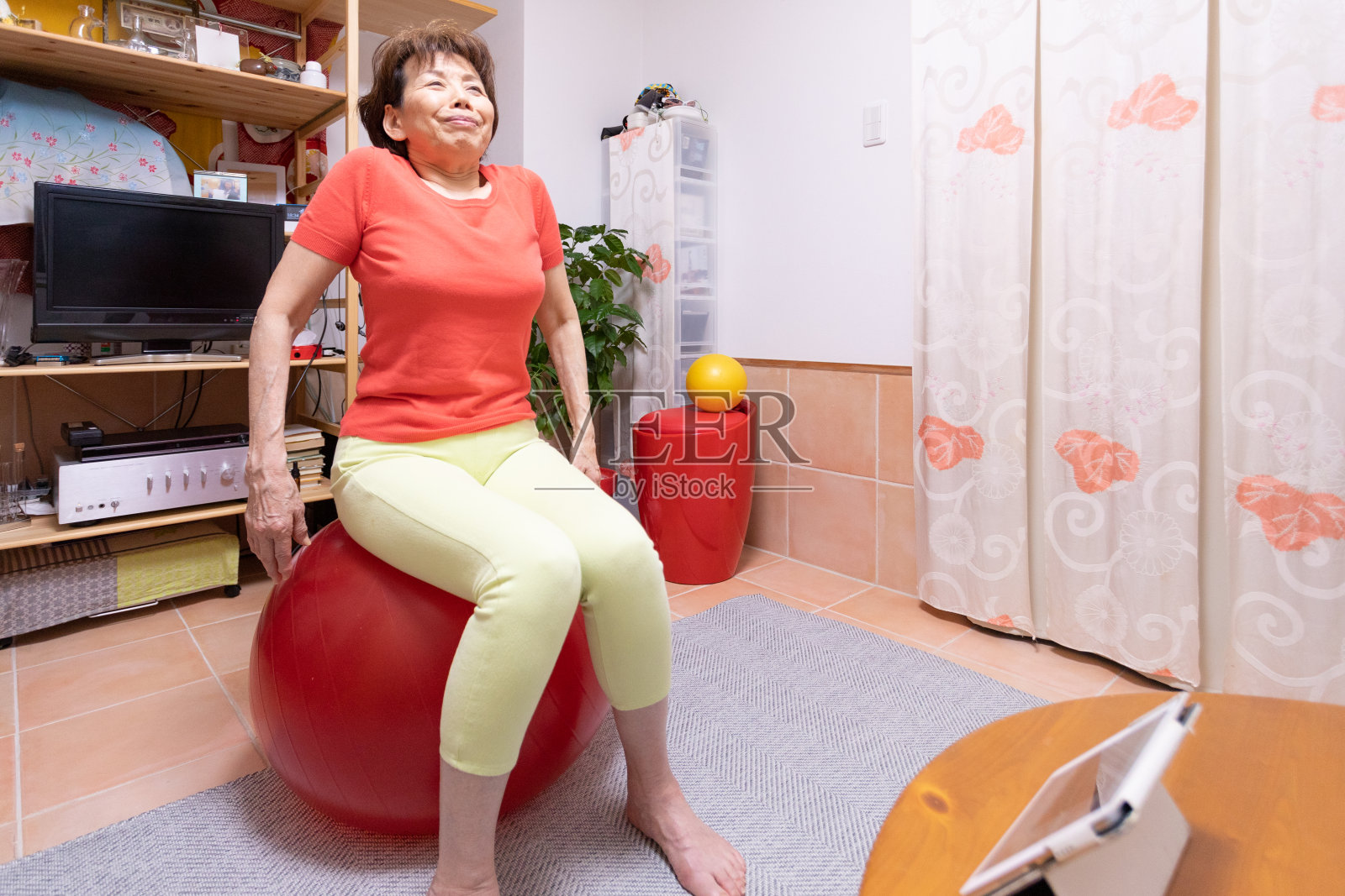 妇女在家培训照片摄影图片