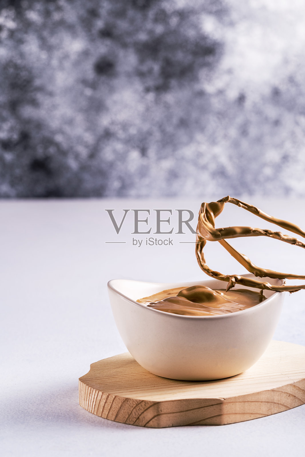 煮达尔戈纳咖啡的过程在一个轻的背景照片摄影图片