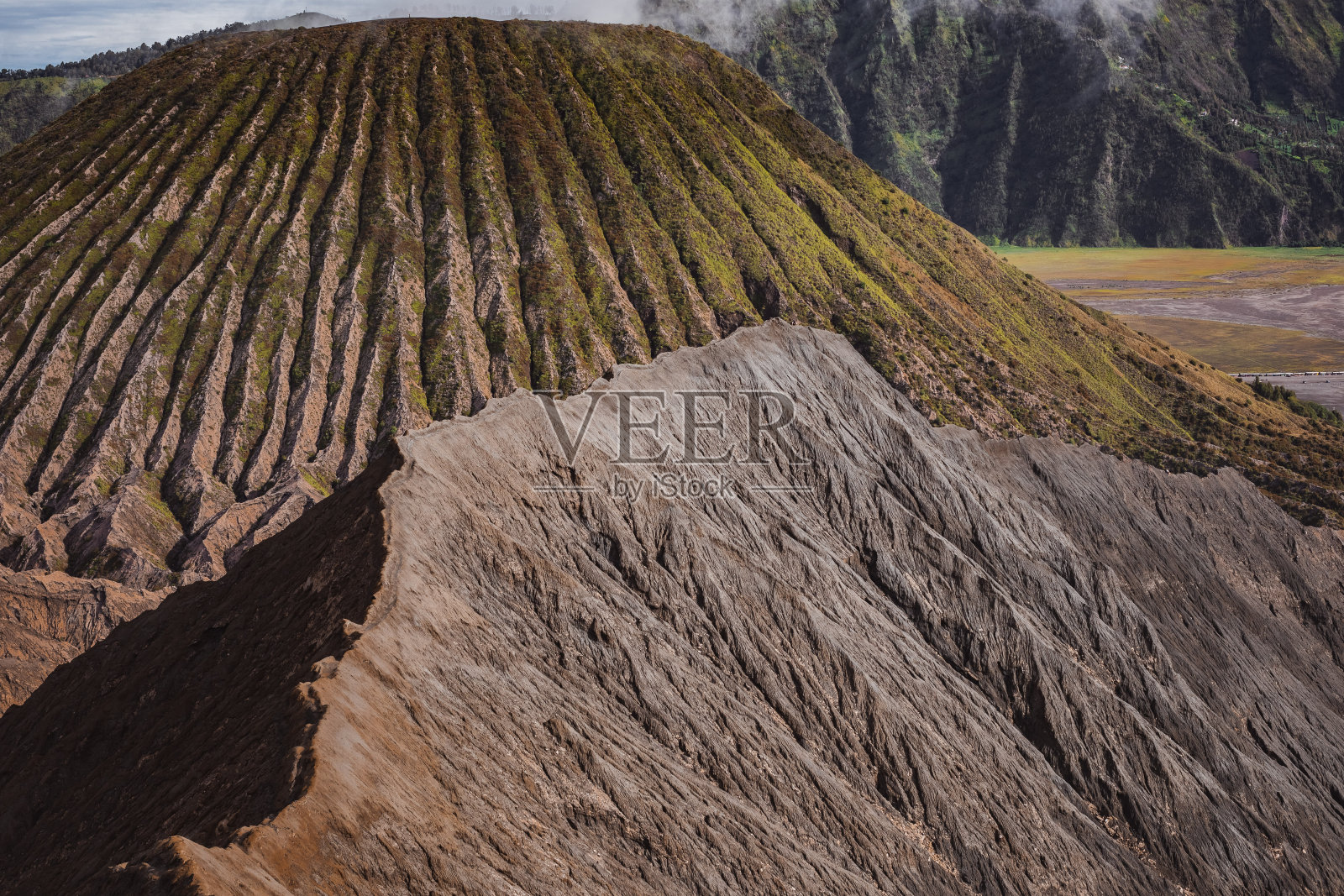 火山口边缘的Bromo Tengger塞默鲁。活跃的火山照片摄影图片