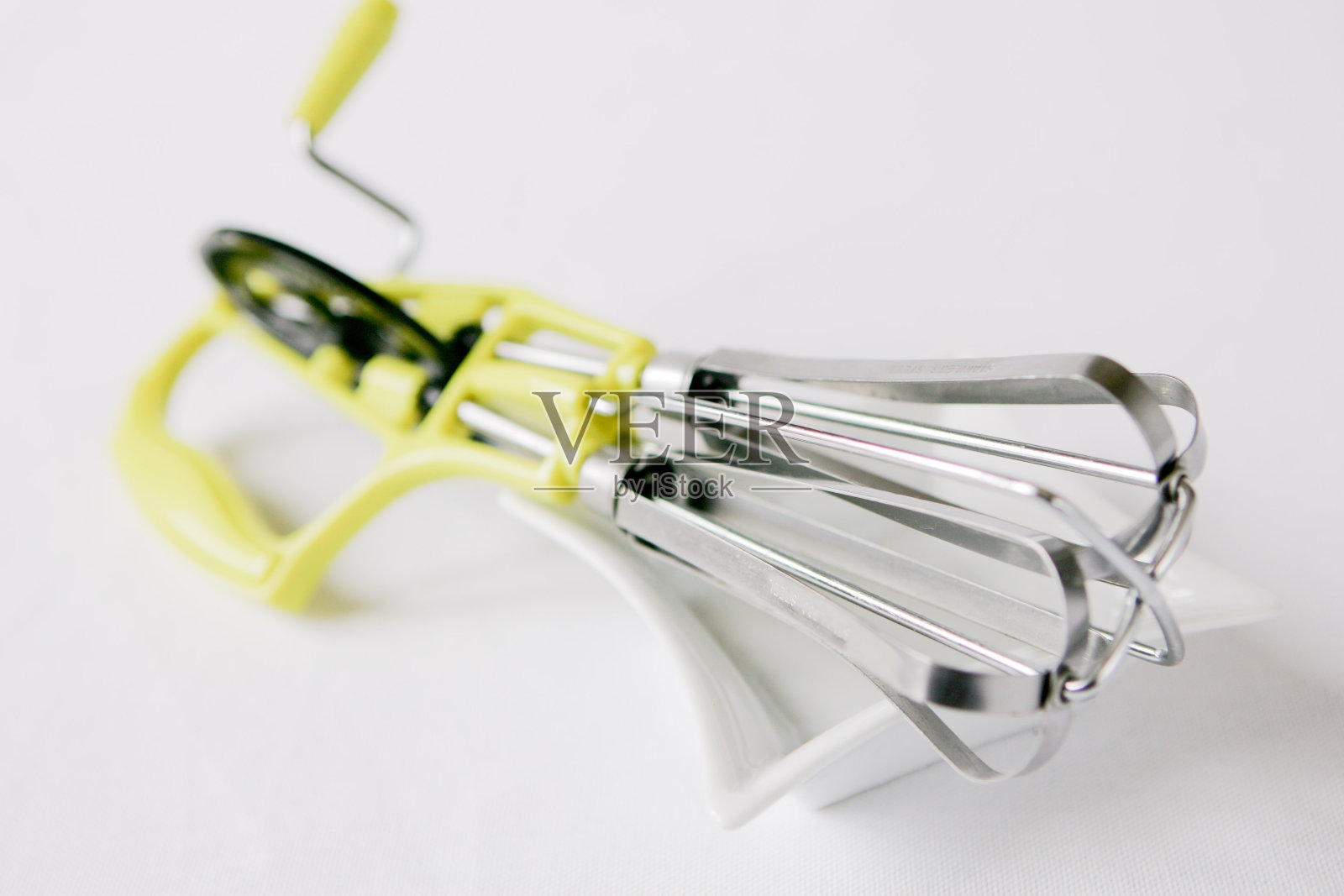 厨房用具在中性背景，手动鼓手照片摄影图片