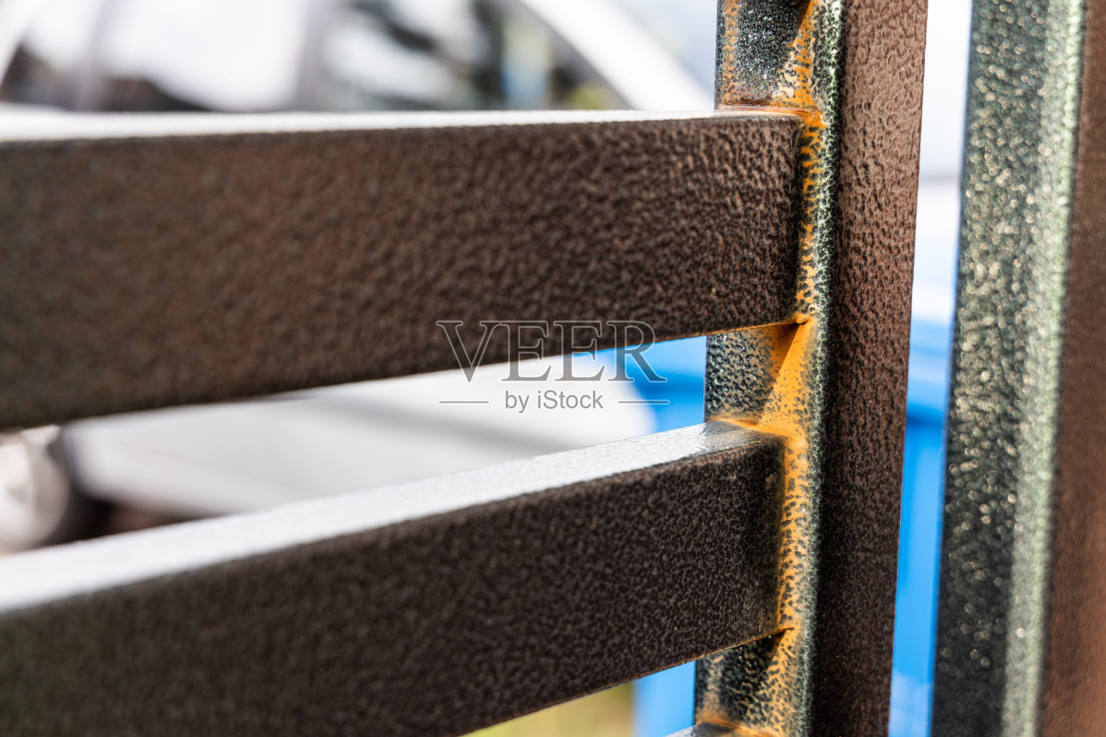 在非镀锌环氧漆钢金属闸门上形成锈蚀照片摄影图片